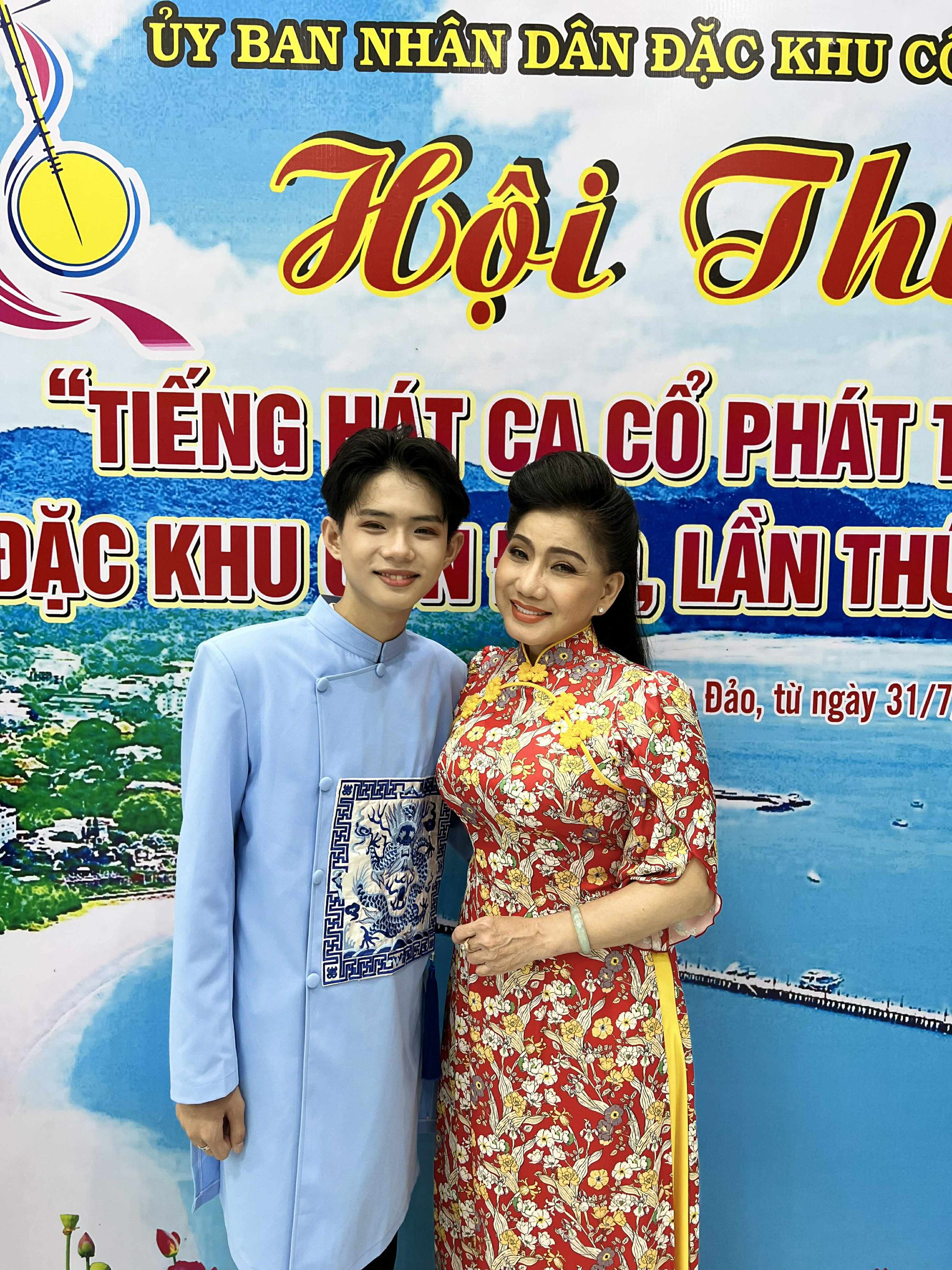 Vuong Quan Tri និងបំណងប្រាថ្នារបស់គាត់ដើម្បីយកឈ្នះទស្សនិកជនវ័យក្មេងដែលចូលចិត្តបទចម្រៀង vọng cổ នៅ Con Dao - រូបថត ១. Vương Quan Trí và khát vọng chinh phục khán giả trẻ yêu bài vọng cổ tại Côn Đảo- Ảnh 1.