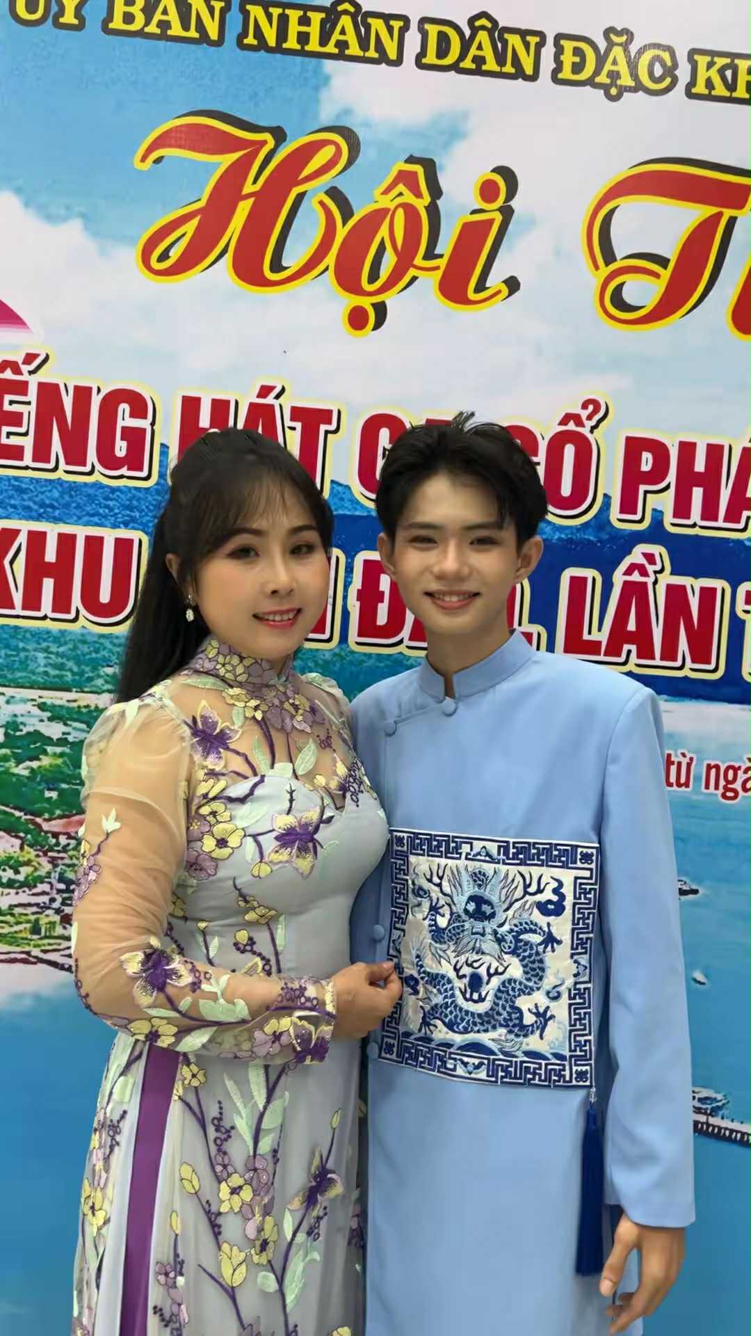 Vuong Quan Tri និងបំណងប្រាថ្នារបស់គាត់ដើម្បីយកឈ្នះទស្សនិកជនវ័យក្មេងដែលចូលចិត្តបទចម្រៀង vọng cổ នៅ Con Dao - រូបថតទី 2 ។ Vương Quan Trí và khát vọng chinh phục khán giả trẻ yêu bài vọng cổ tại Côn Đảo- Ảnh 2.