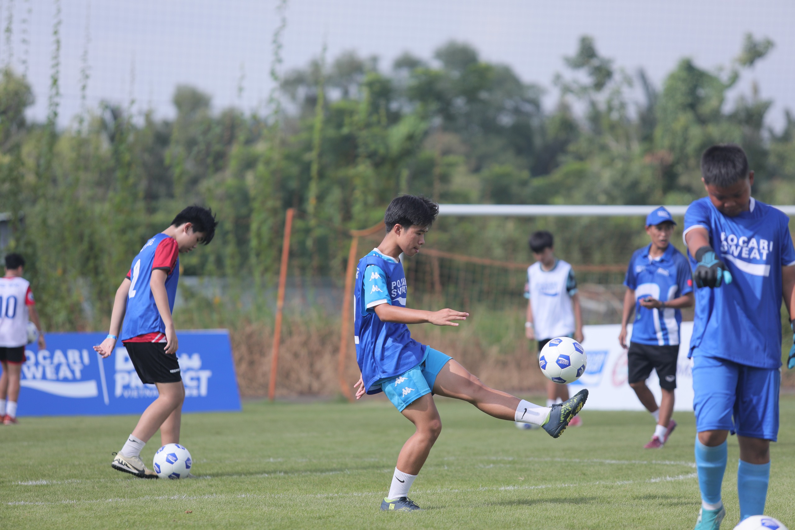 Közel 700 fiatal játékos versenyez a  Gần 700 cầu thủ trẻ tranh tài tại vòng sơ tuyển