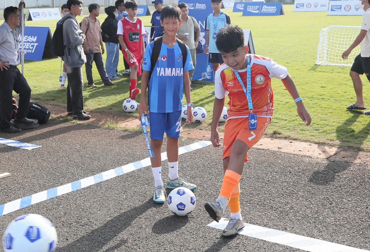 Közel 700 fiatal játékos versenyez a  Gần 700 cầu thủ trẻ tranh tài tại vòng sơ tuyển