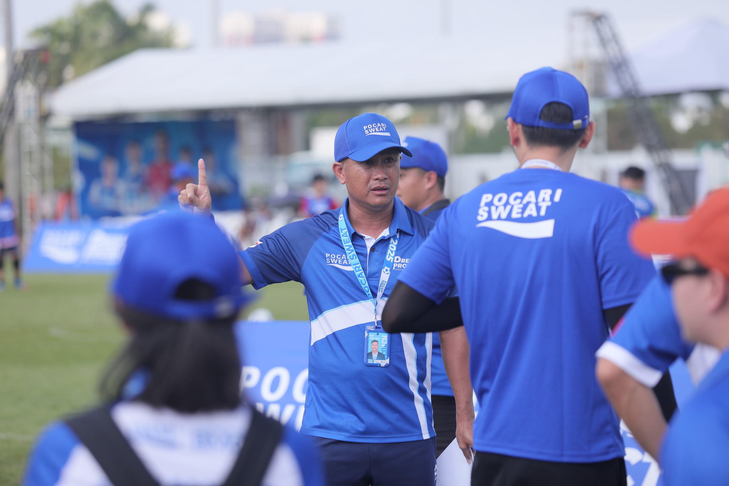 Közel 700 fiatal játékos versenyez a  Gần 700 cầu thủ trẻ tranh tài tại vòng sơ tuyển