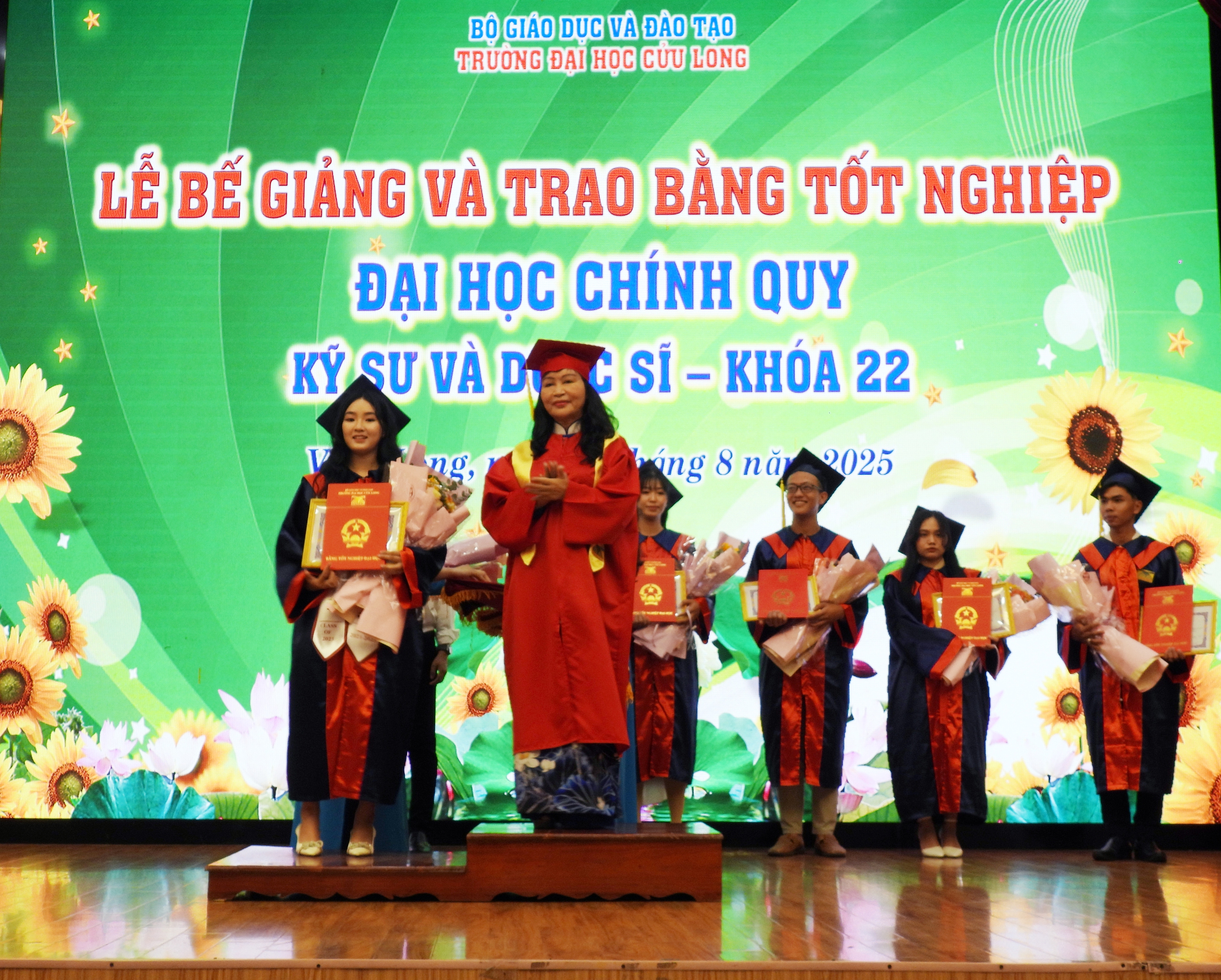 ឱសថការីថ្មីថ្លែងសុន្ទរកថាក្នុងពិធីប្រគល់សញ្ញាបត្រនៅសកលវិទ្យាល័យ Cuu Long - រូបថត ២. Tân dược sĩ phát biểu xúc động tại lễ tốt nghiệp ở Trường ĐH Cửu Long - Ảnh 2.