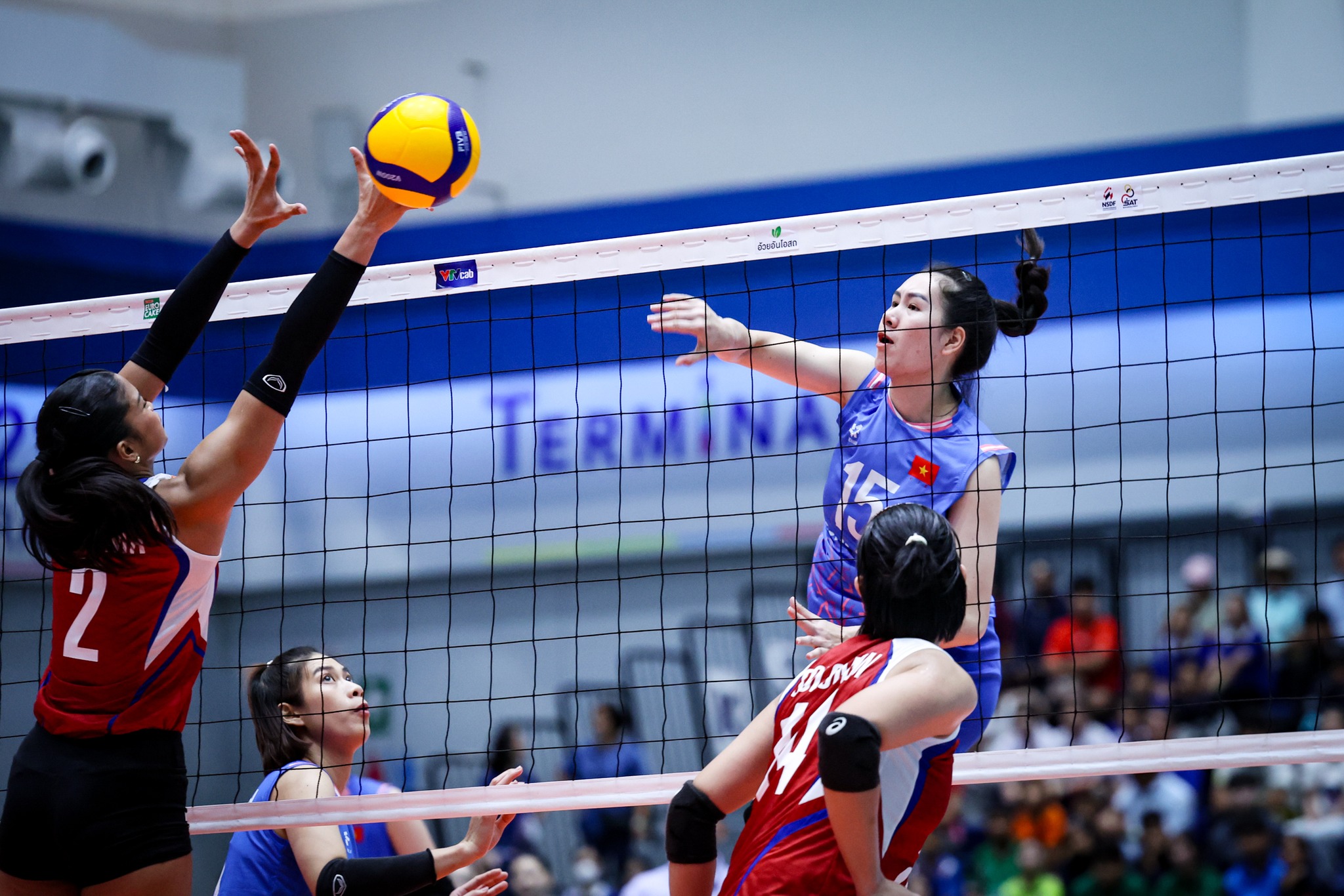 SEA V.League 2025: Vietnam kalahkan Filipina, menanti pertandingan final - Foto 1. SEA V.League 2025: Việt Nam thắng Philippines, chờ tranh chung kết- Ảnh 1.