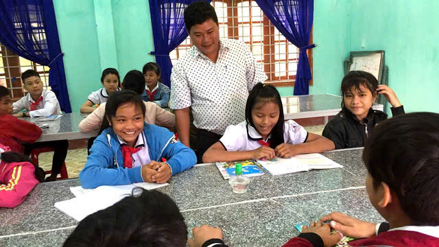 Cuộc thi viết "Người thầy kính yêu": Thầy giáo như người cha của học trò miền núi- Ảnh 1. Cuộc thi viết "Người thầy kính yêu": Thầy giáo như người cha của học trò miền núi- Ảnh 1.