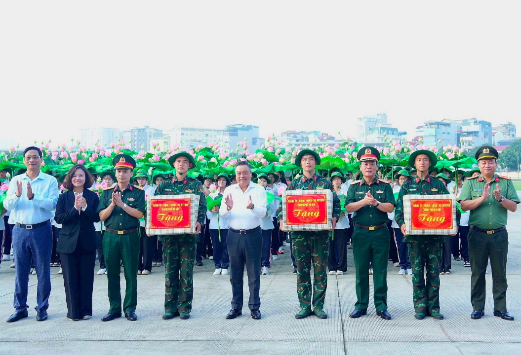 Hanói distribui bebidas e comidas gratuitas para as pessoas que assistem ao desfile de 2 de setembro - Foto 1. Hà Nội phát miễn phí nước uống và đồ ăn cho người dân xem diễu binh, diễu hành 2-9- Ảnh 1.