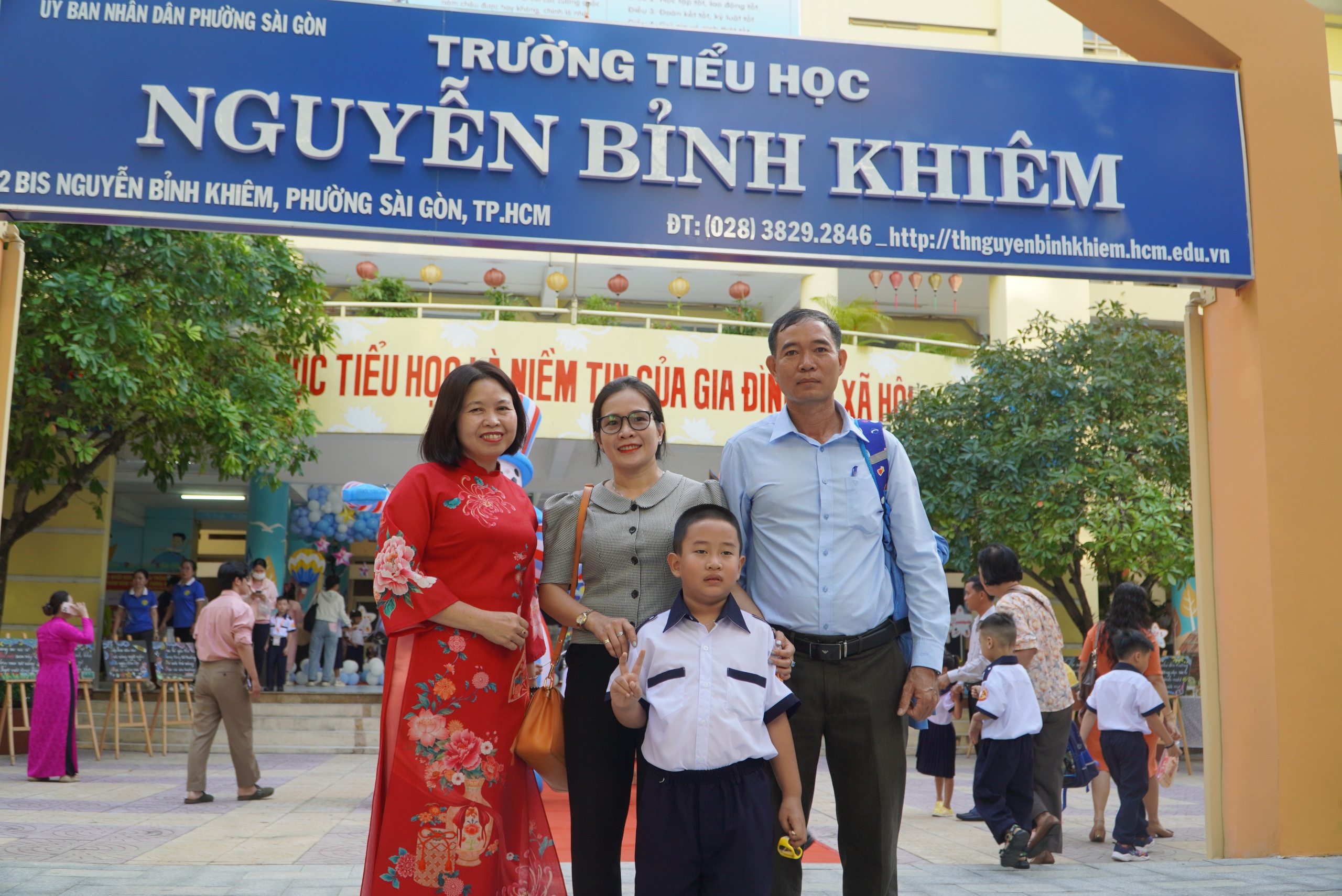 Voller Emotionen am Tag „Heute gehe ich in die erste Klasse“ – Foto 4. Vỡ òa cảm xúc trong ngày