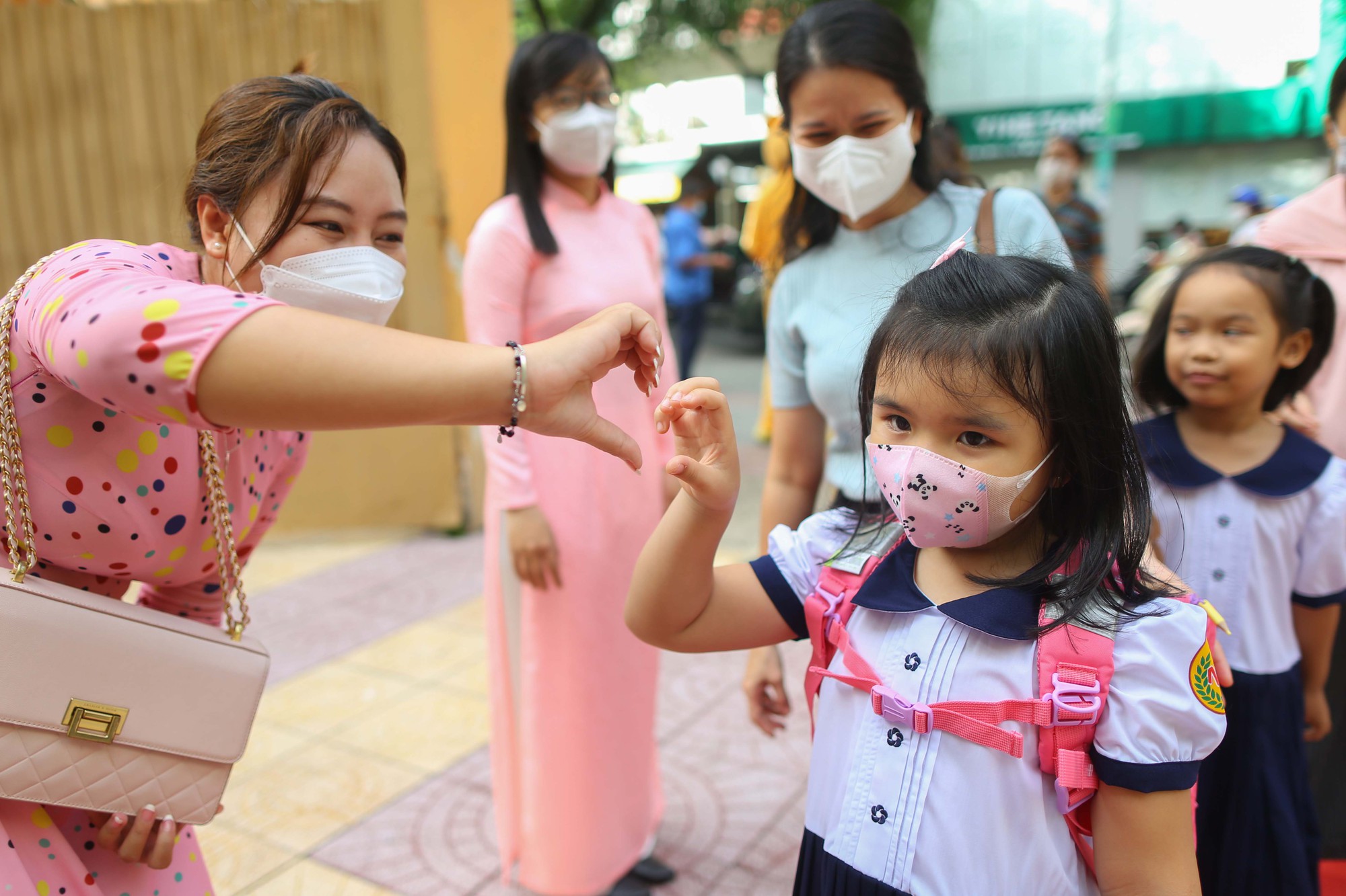 TP HCM: Hôm nay, học sinh lớp 1, 9, 12 tựu trường- Ảnh 1. TP HCM: Hôm nay, học sinh lớp 1, 9, 12 tựu trường- Ảnh 1.