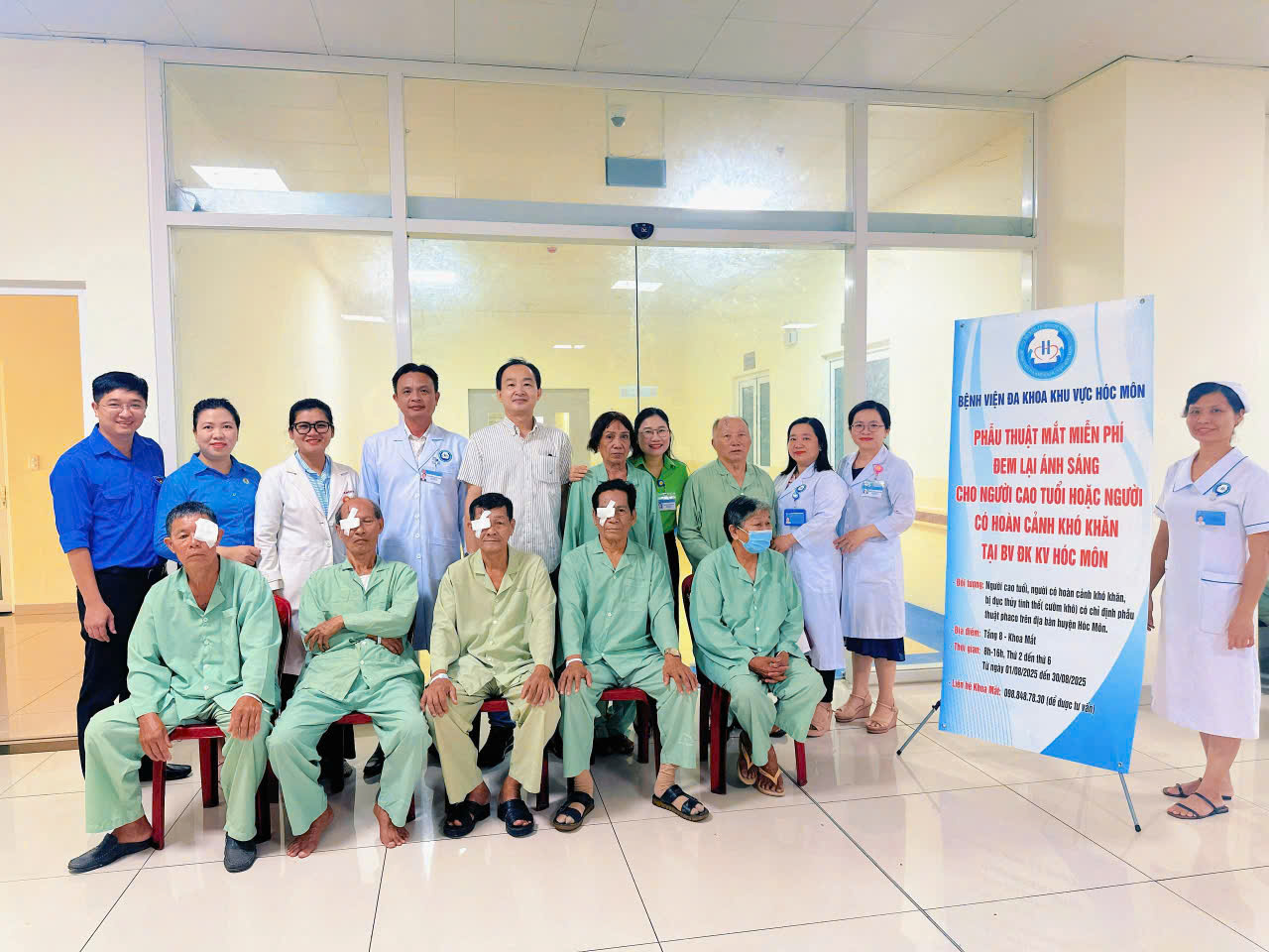 Người dân khó khăn tại TP HCM xúc động khi được mổ mắt miễn phí- Ảnh 4.