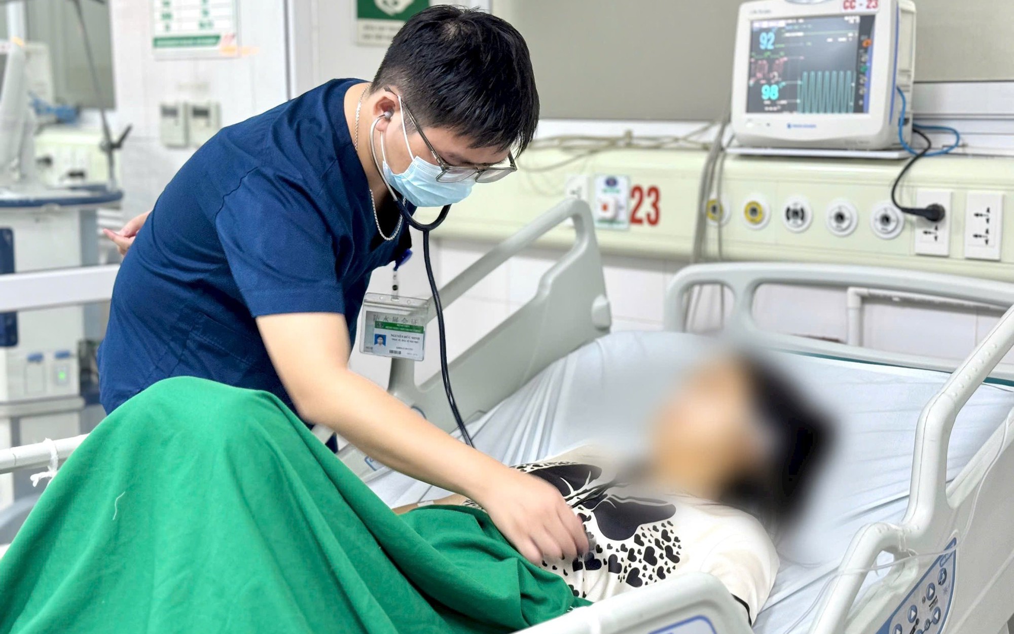 Cứu sống mẹ con du kh&aacute;ch Nga bị tai nạn nghi&ecirc;m trọng tại TPHCM - Ảnh 3.