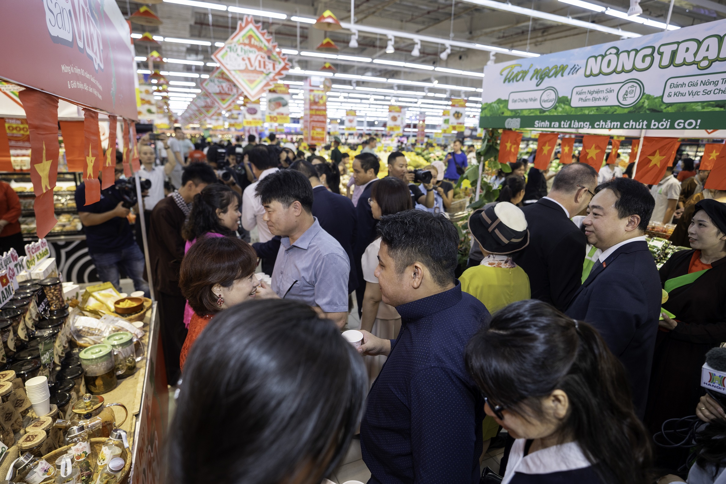 Siêu thị tổ chức buffet sầu riêng 299 ngàn đồng mừng đại lễ 80 năm Quốc khánh - Ảnh 1.