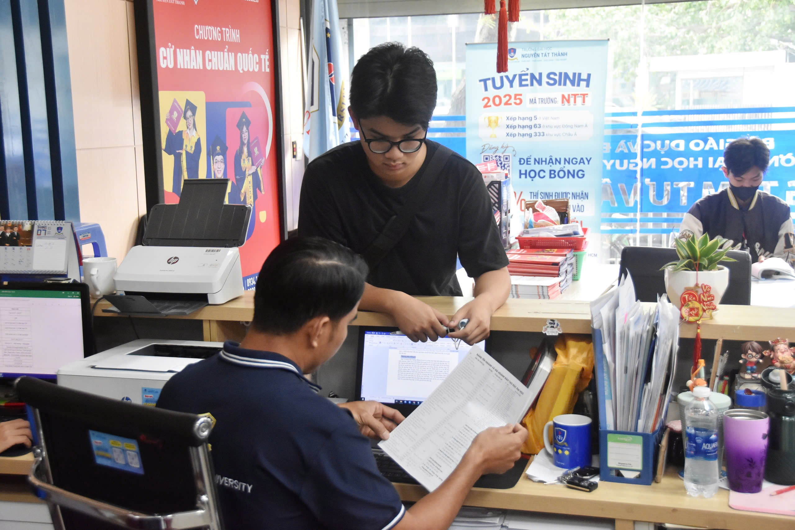 Toenemende virtuele filtering bij toelating tot universiteiten: kandidaten staan gestrest te wachten op benchmarkscores - Foto 1. Tăng lọc ảo trong tuyển sinh đại học: Thí sinh căng thẳng chờ điểm chuẩn - Ảnh 1.