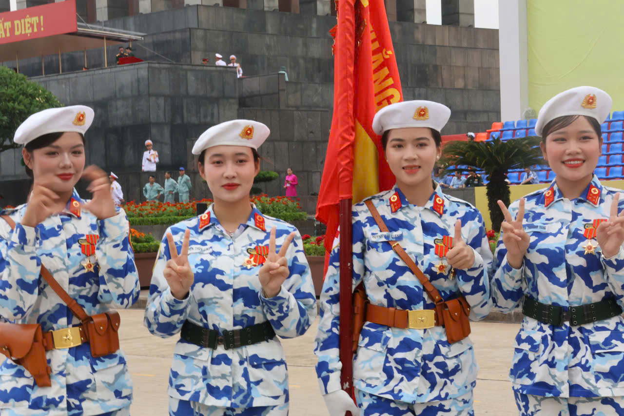Những "bóng hồng" hợp luyện diễu binh tại Quảng trường Ba Đình - Ảnh 6.