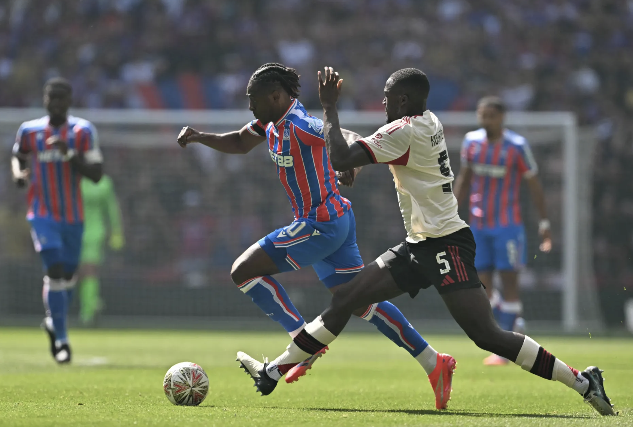 Hỏi mua thành công Eberechi Eze, ngân sách chuyển nhượng Arsenal chạm đỉnh - Ảnh 4.