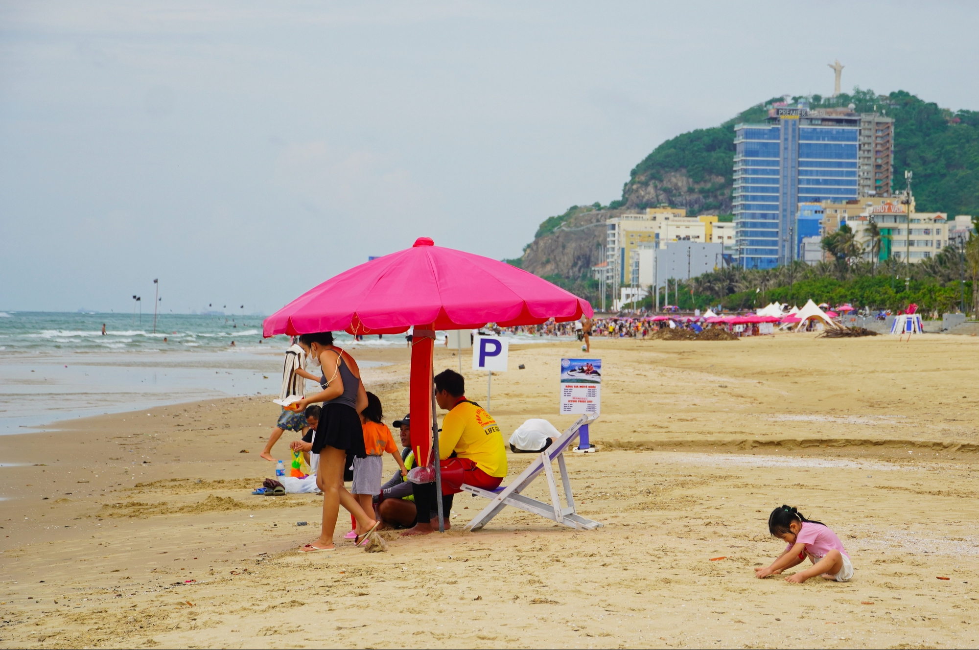 Những "người hùng thầm lặng" giữa sóng biển Bãi Sau- Ảnh 3. Những "người hùng thầm lặng" giữa sóng biển Bãi Sau- Ảnh 3.