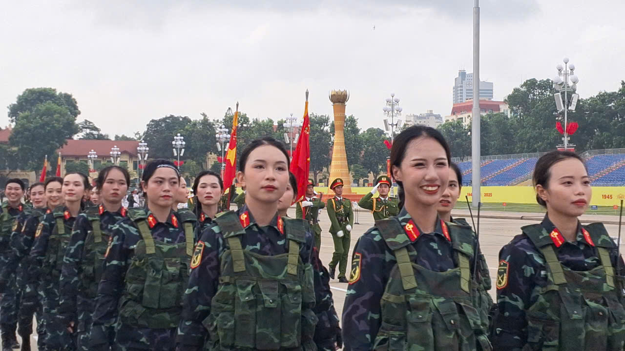 Những "bóng hồng" hợp luyện diễu binh tại Quảng trường Ba Đình - Ảnh 1.