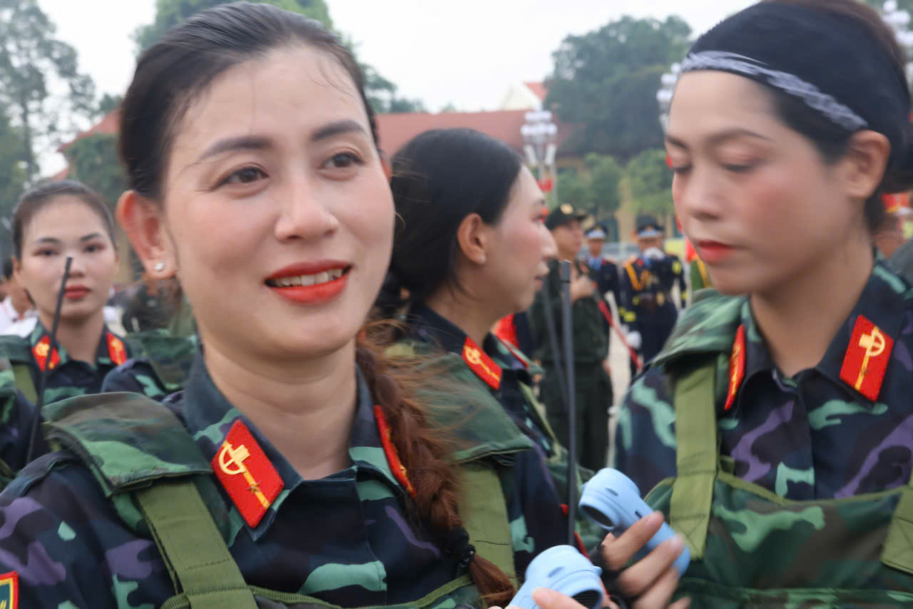 Những "bóng hồng" hợp luyện diễu binh tại Quảng trường Ba Đình - Ảnh 4.