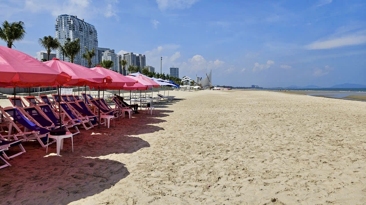 Những "người hùng thầm lặng" giữa sóng biển Bãi Sau- Ảnh 5. Những "người hùng thầm lặng" giữa sóng biển Bãi Sau- Ảnh 5.