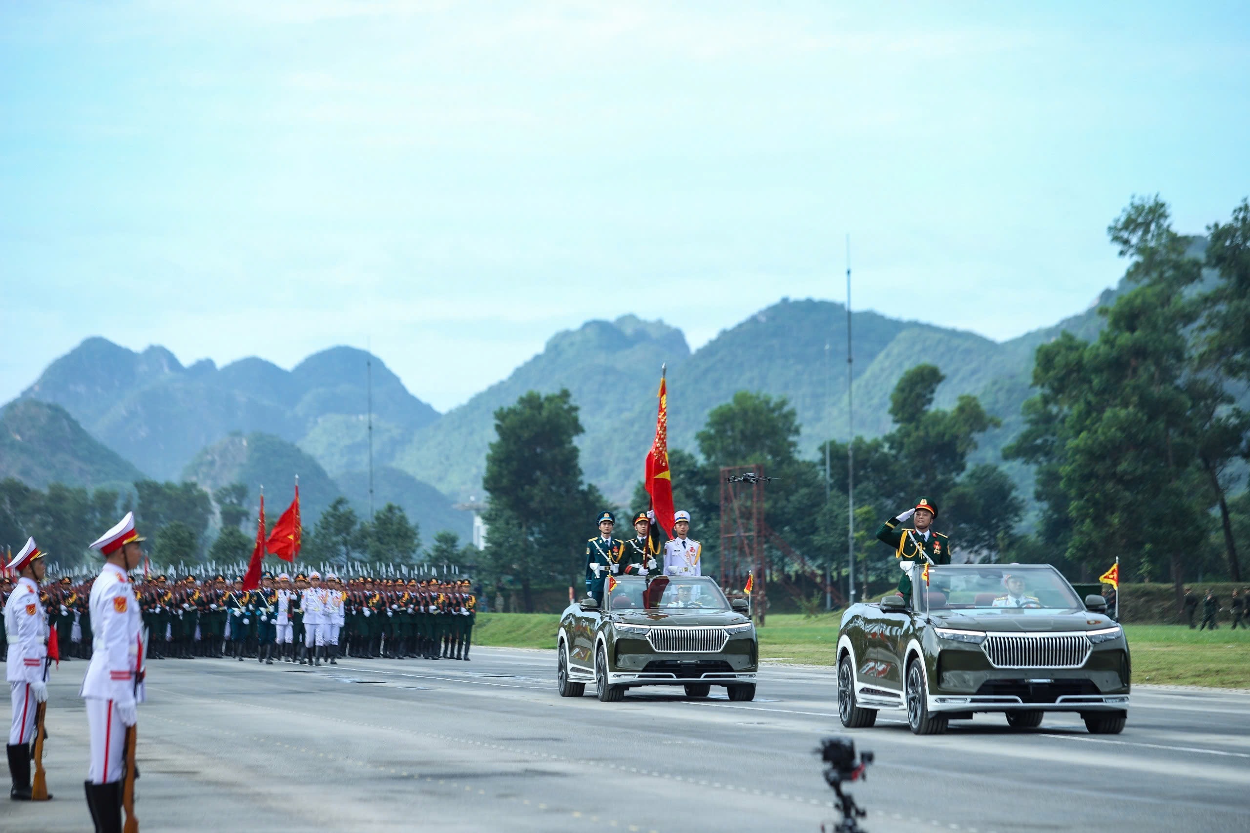 Latihan parade dengan tank modern, rudal, dan UAV di Lapangan Ba Dinh - Foto 1. Hợp luyện diễu binh với xe tăng , tên lửa và UAV hiện đại tại Quảng trường Ba Đình - Ảnh 1.