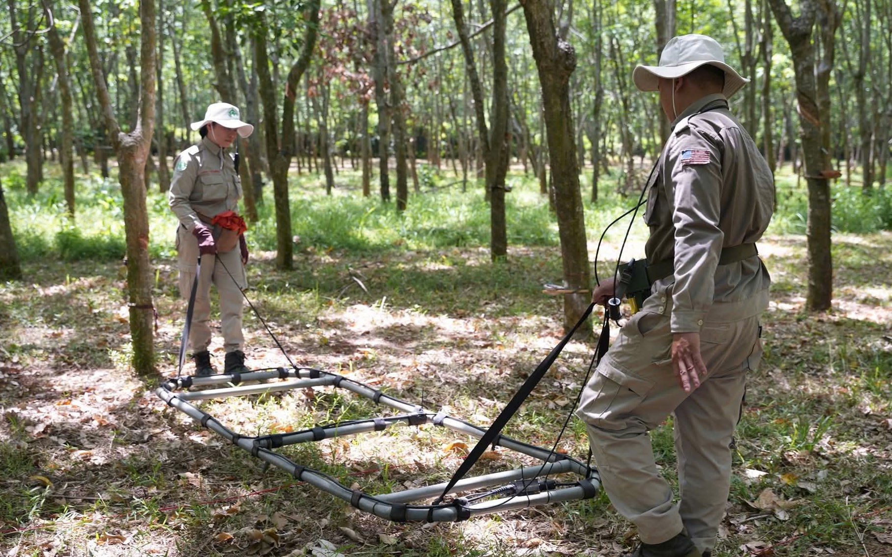 Đập gõ bom bi còn sót sau chiến tranh để lấy phế liệu, 2 phụ nữ tử vong - Ảnh 2.