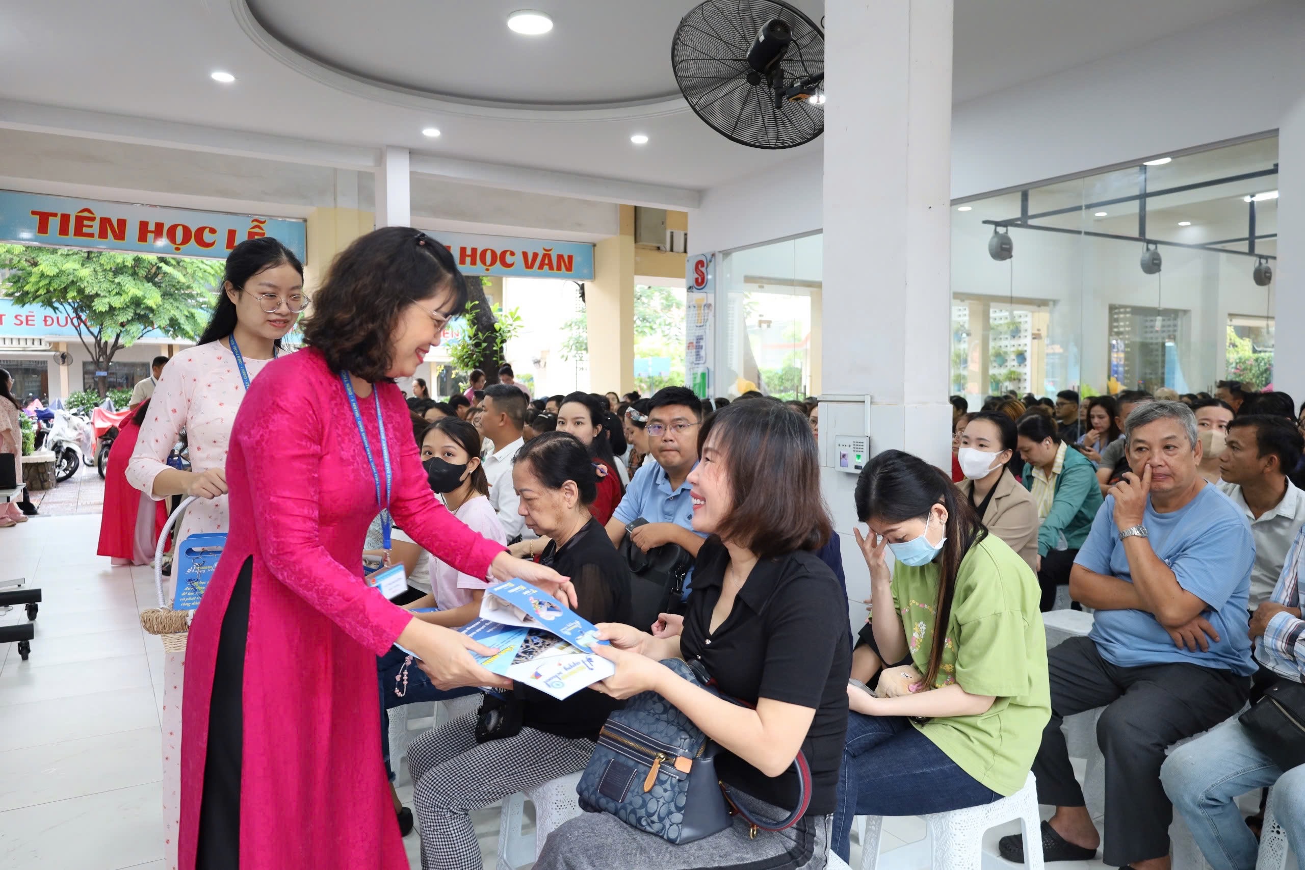 Okul müdürünün 1. sınıfa başlayan çocukları olan velilere anlamlı mesajı - Fotoğraf 1. Thông điệp ý nghĩa của cô hiệu trưởng gửi phụ huynh có con vào lớp 1- Ảnh 1.