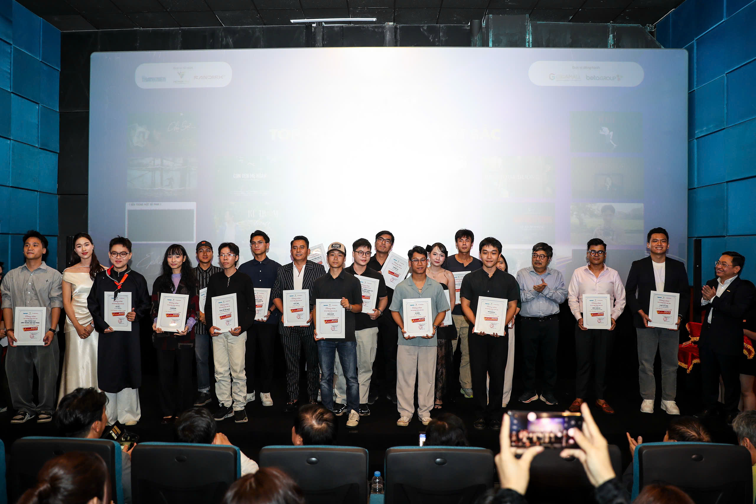 Báo Thanh Niên trao giải cuộc thi phim ngắn Vietnamese 2025 - Ảnh 1.