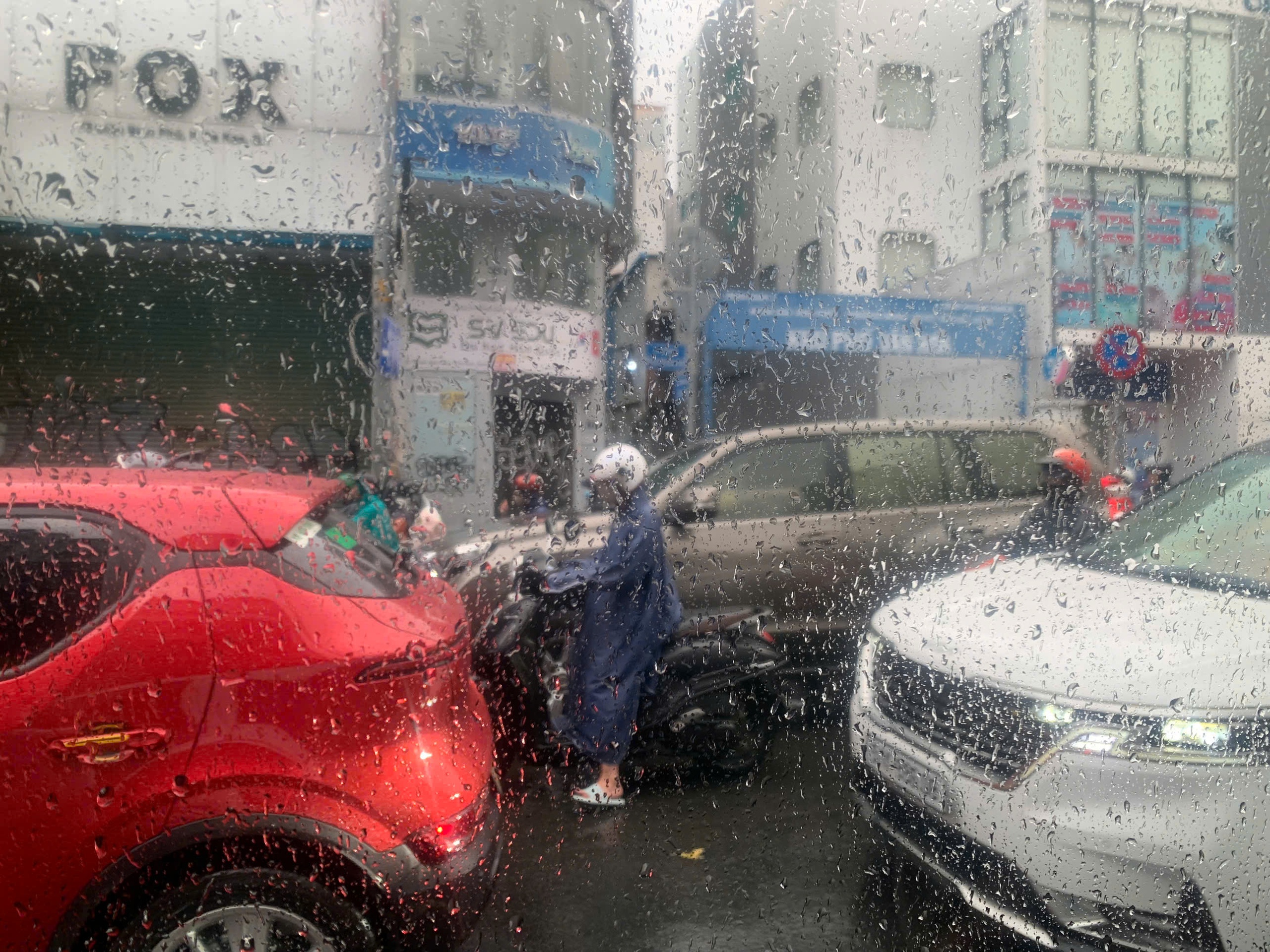 TP HCM mưa kéo dài, đường sá ùn ứ - Ảnh 4.