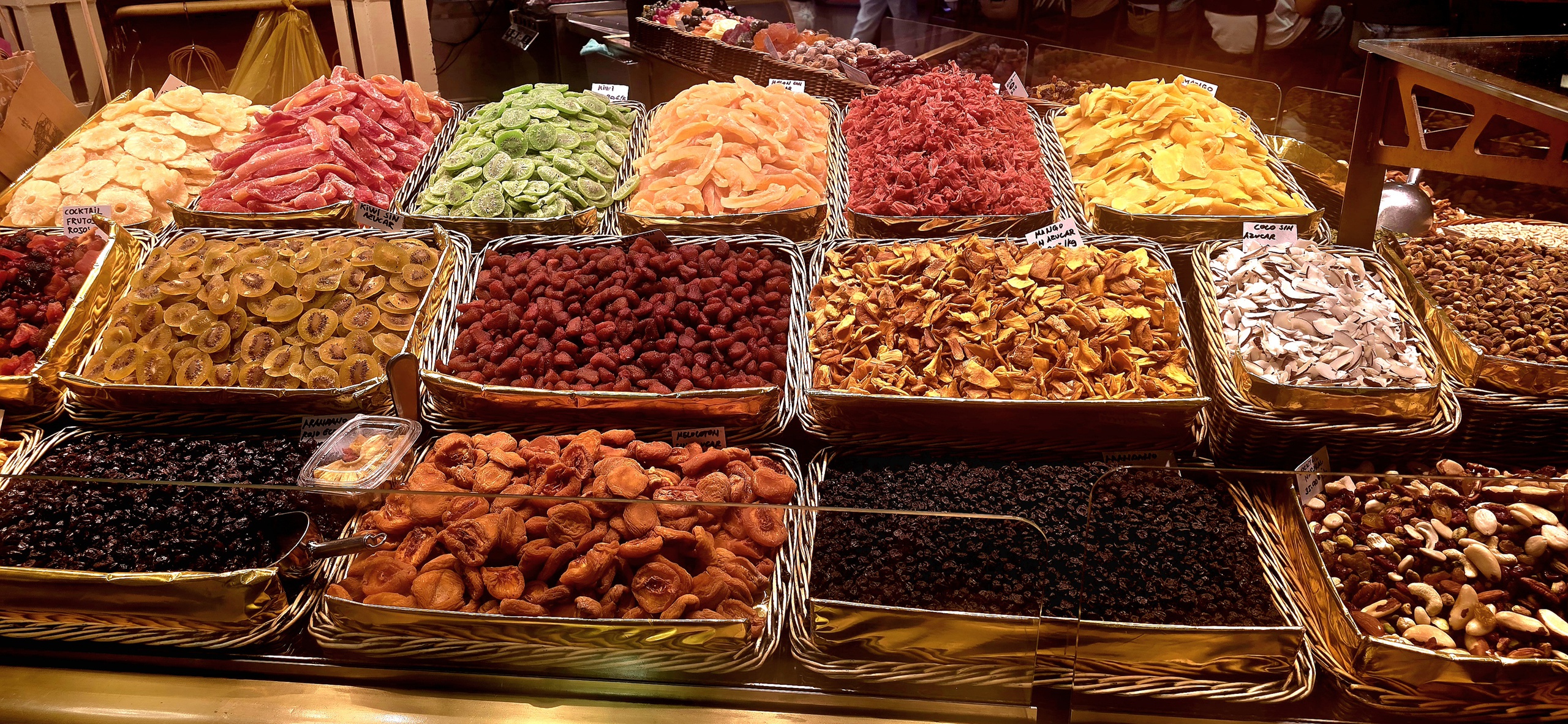 Khám phá chợ ẩm thực La Boqueria giữa lòng Barcelona - Ảnh 3.