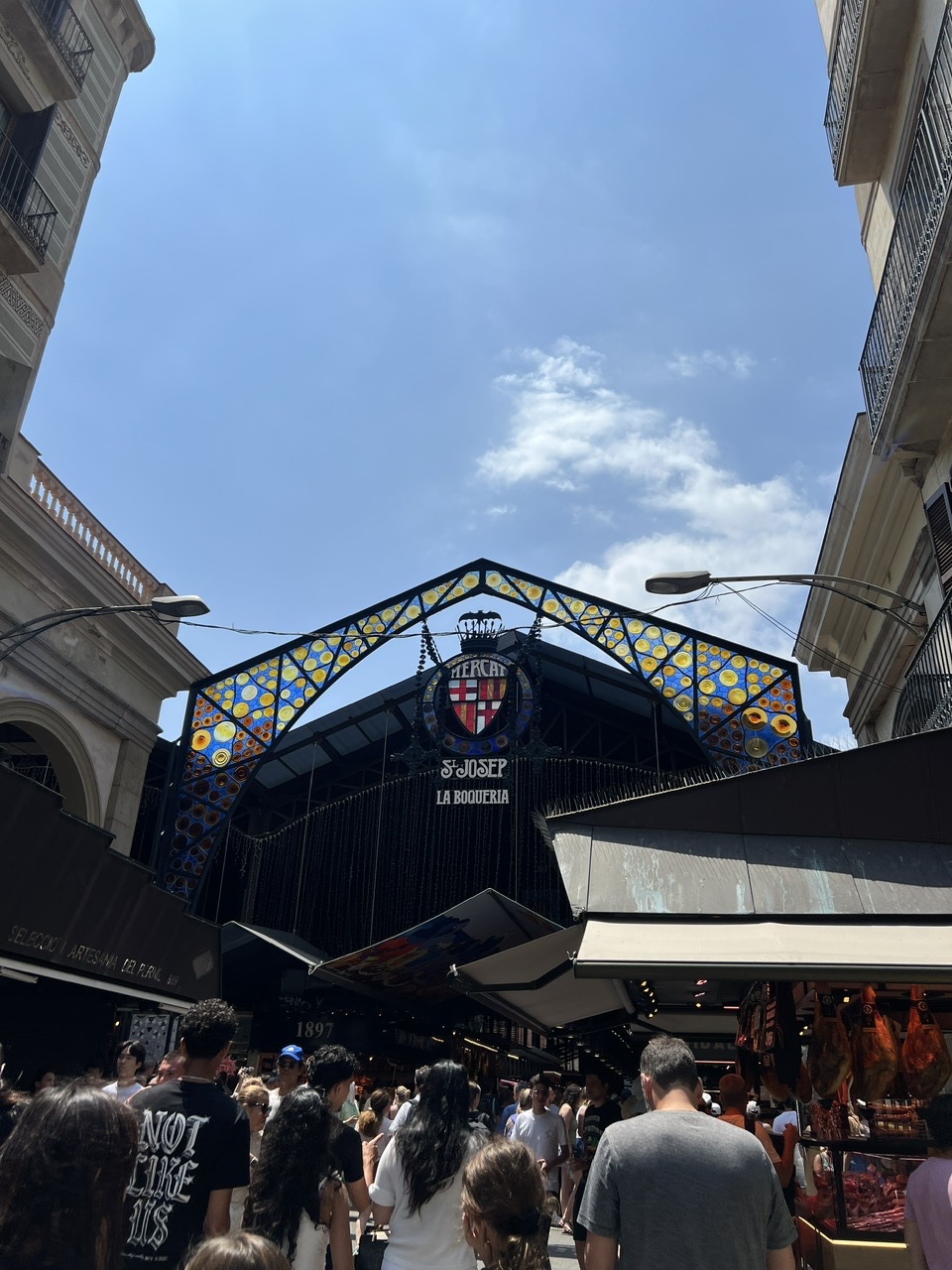 Khám phá chợ ẩm thực La Boqueria giữa lòng Barcelona - Ảnh 2.
