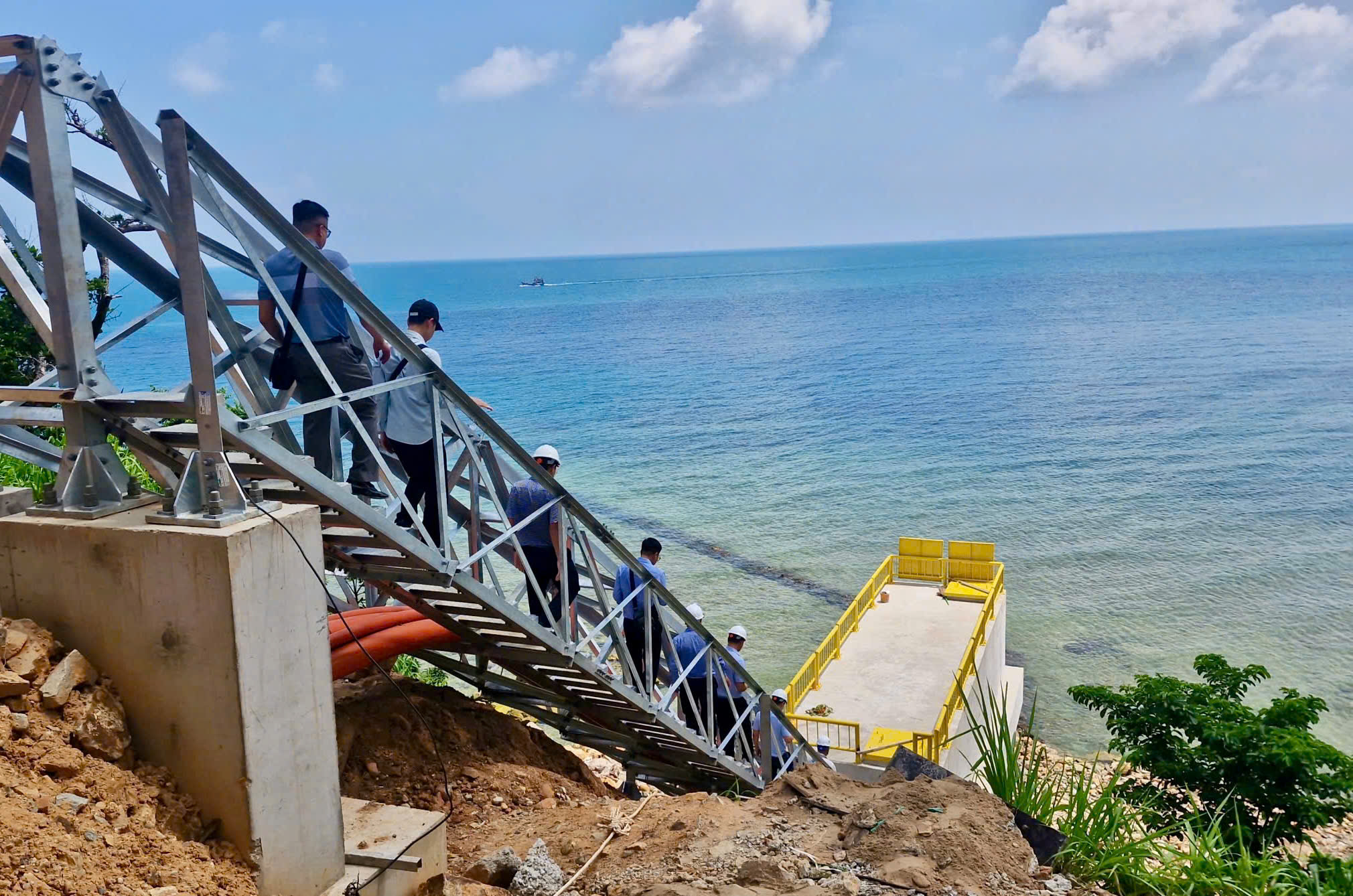 Lưới điện xuyên biển ra Côn Đảo - Ảnh 1.