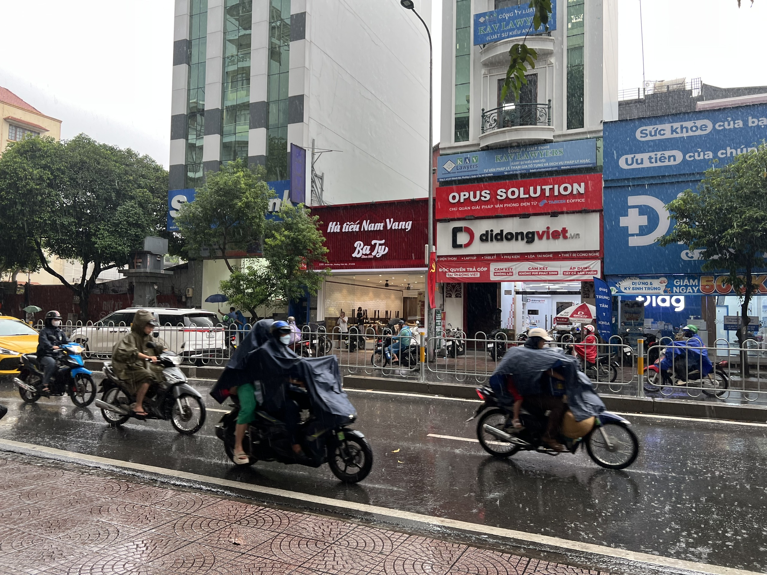 TP HCM mưa kéo dài, đường sá ùn ứ - Ảnh 1.