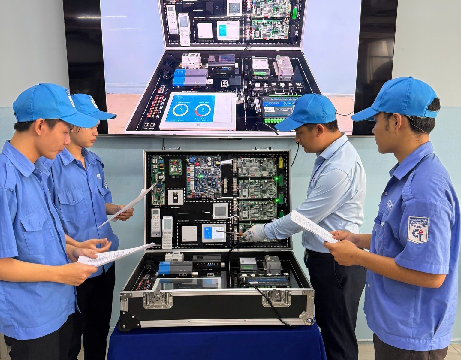 Trường CĐ công bố điểm chuẩn: Hơn 7 điểm/môn mới trúng tuyển ngành