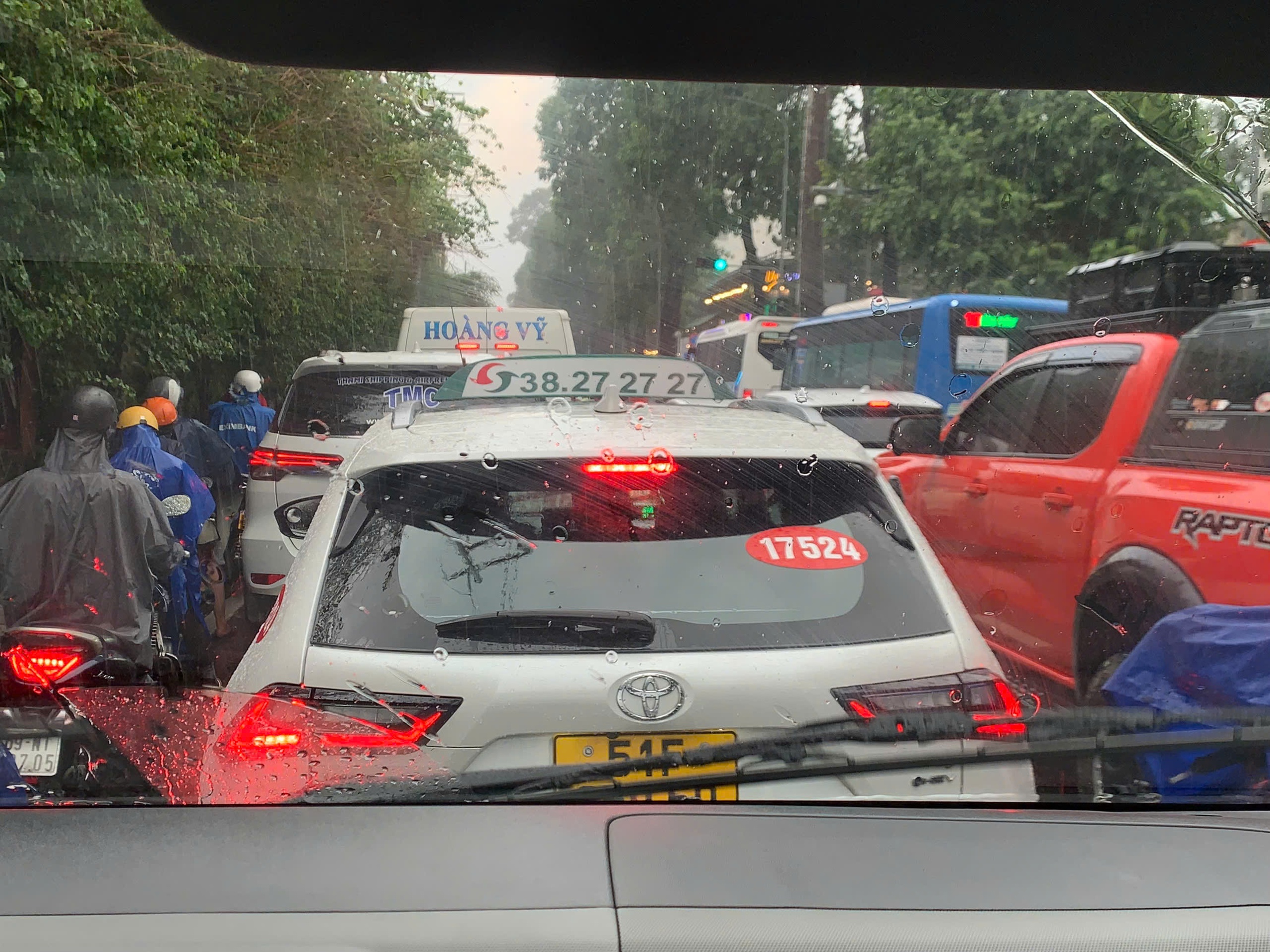 TP HCM mưa kéo dài, đường sá ùn ứ - Ảnh 3.