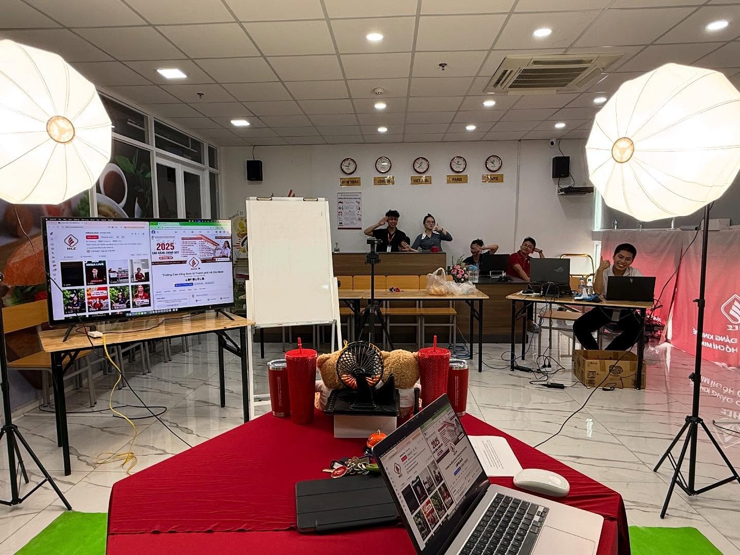Trường ĐH đầu tư "khủng" cho phiên livestream công bố điểm chuẩn 2025 - Ảnh 4.
