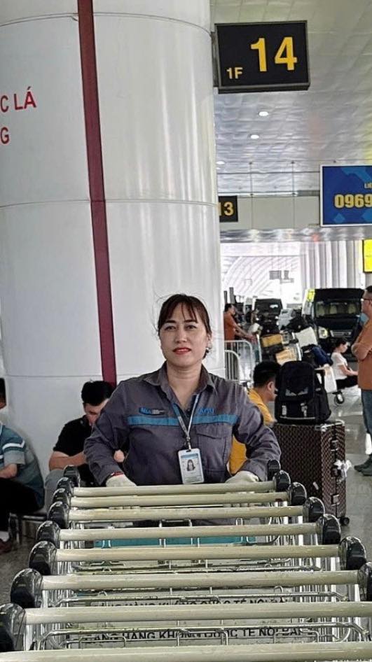 Để quên túi xách chứa hơn 329 triệu đồng ở nhà vệ sinh sân bay - Ảnh 2.