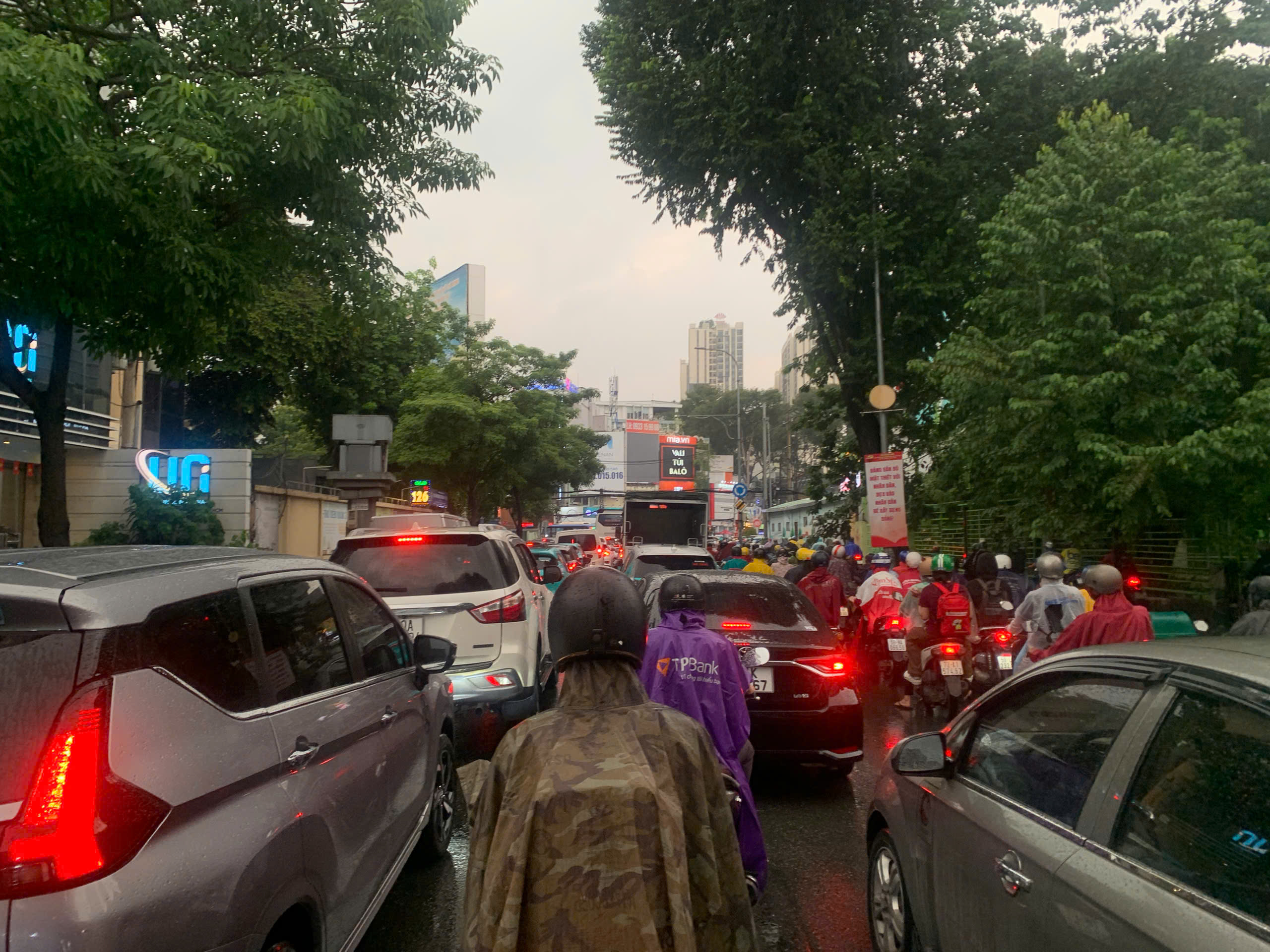 TP HCM mưa kéo dài, đường sá ùn ứ - Ảnh 7.