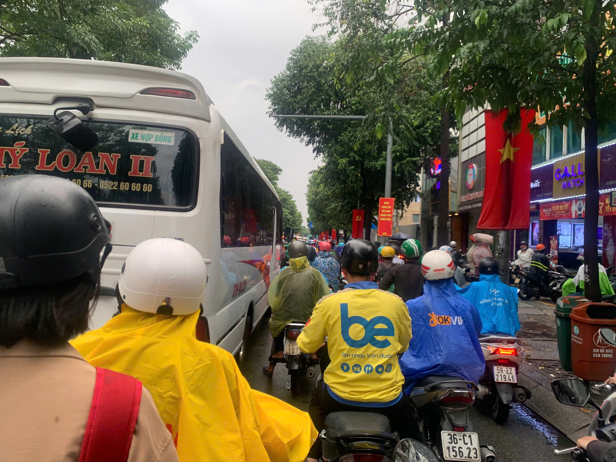 TP HCM mưa kéo dài, đường sá ùn ứ - Ảnh 6.