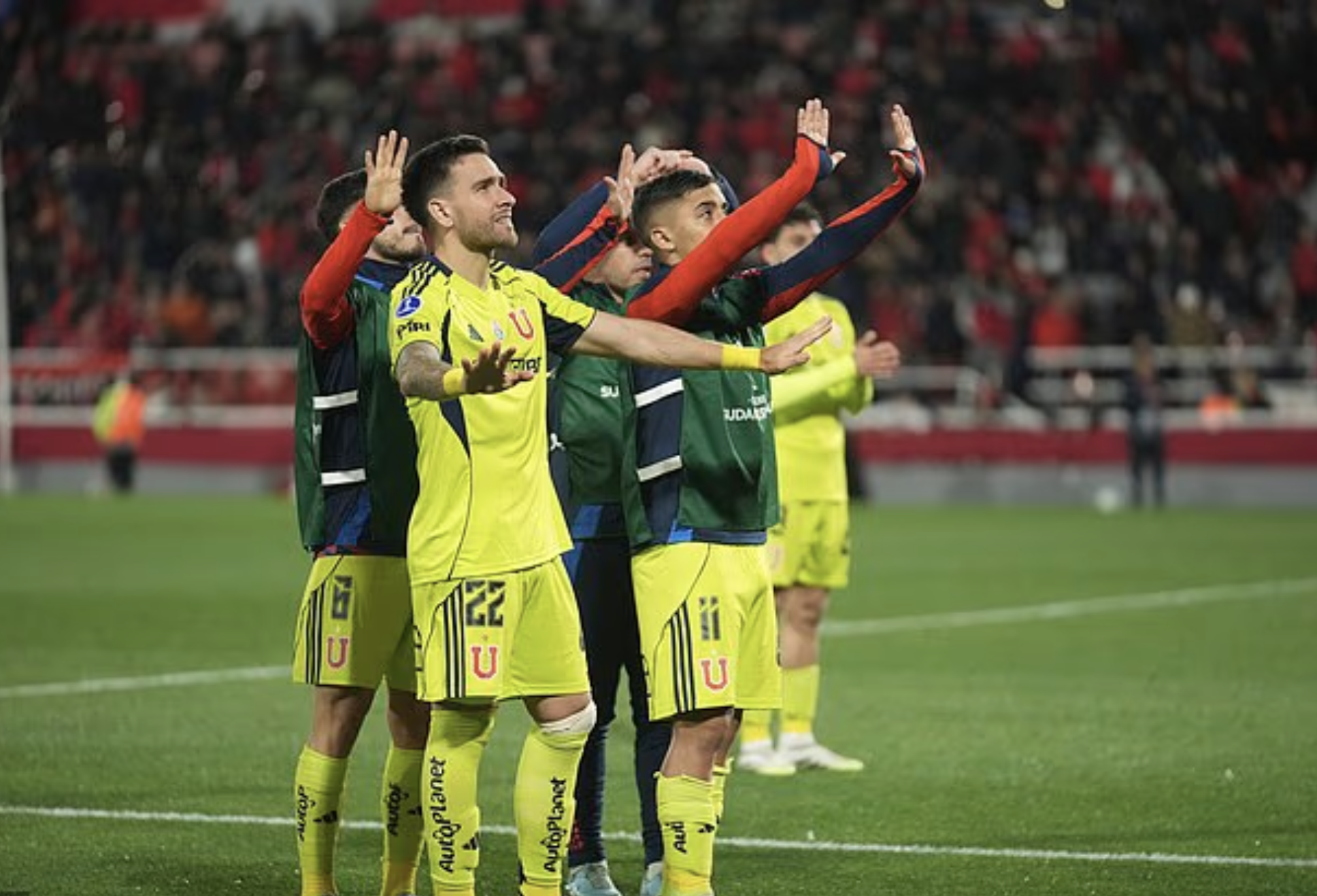300 CĐV đội khách bị bắt, trận đấu Copa Sudamericana bị hủy bỏ vì bạo loạn- Ảnh 7. 300 CĐV đội khách bị bắt, trận đấu Copa Sudamericana bị hủy bỏ vì bạo loạn- Ảnh 7.