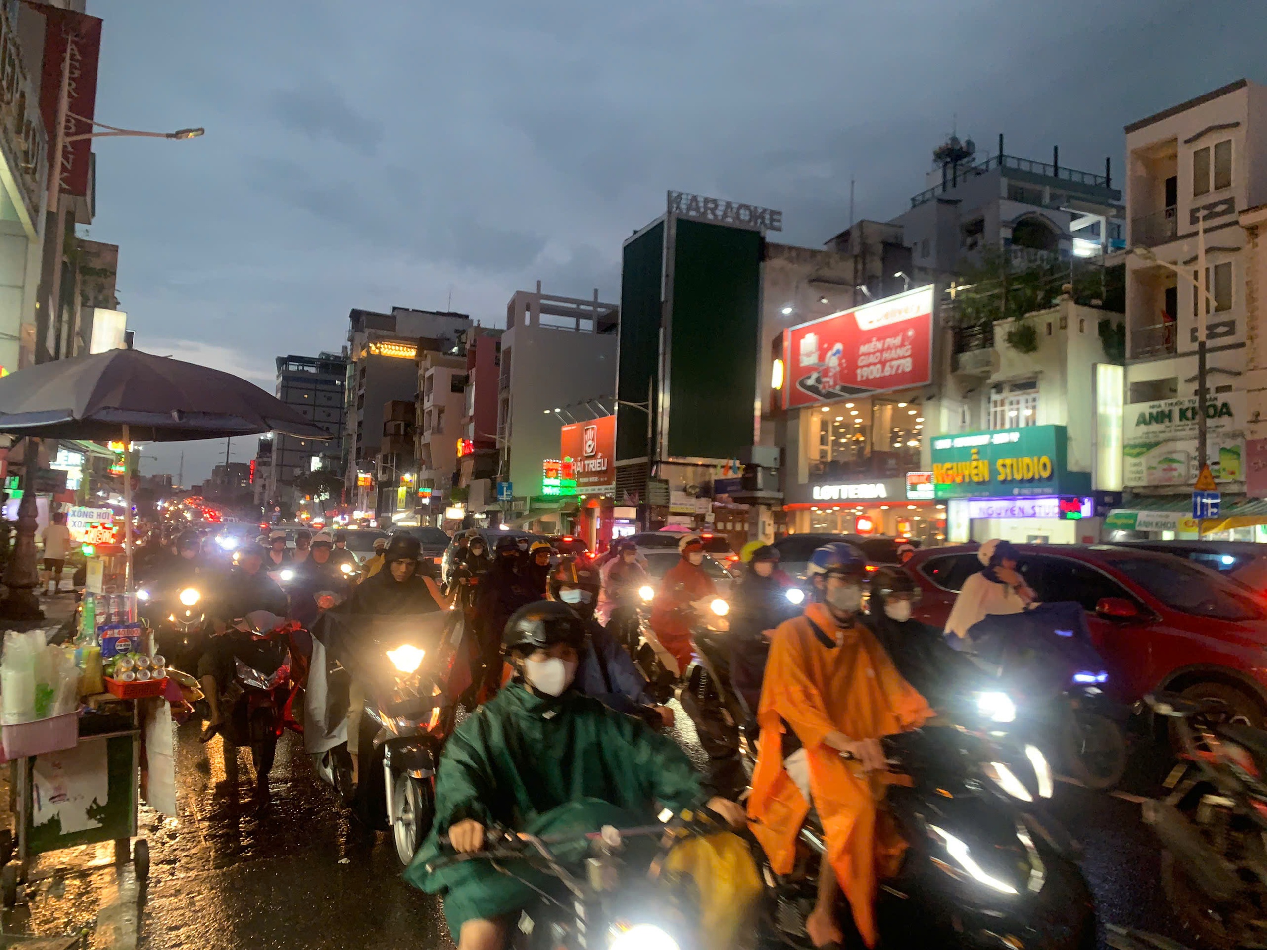 TP HCM mưa kéo dài, đường sá ùn ứ - Ảnh 8.