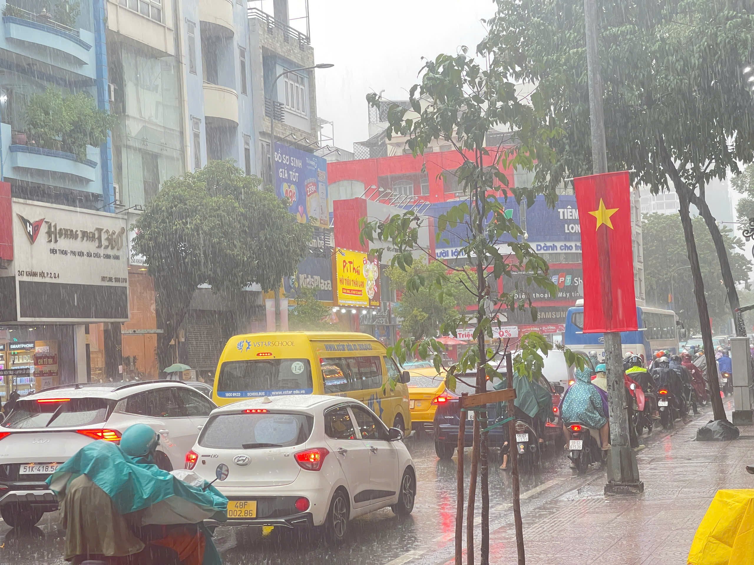 TP HCM mưa kéo dài, đường sá ùn ứ - Ảnh 2.