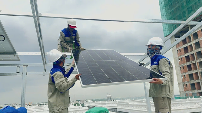 Băn khoăn mức hỗ trợ lắp điện mặt trời mái nhà - Ảnh 1. Băn khoăn mức hỗ trợ lắp điện mặt trời mái nhà - Ảnh 1.