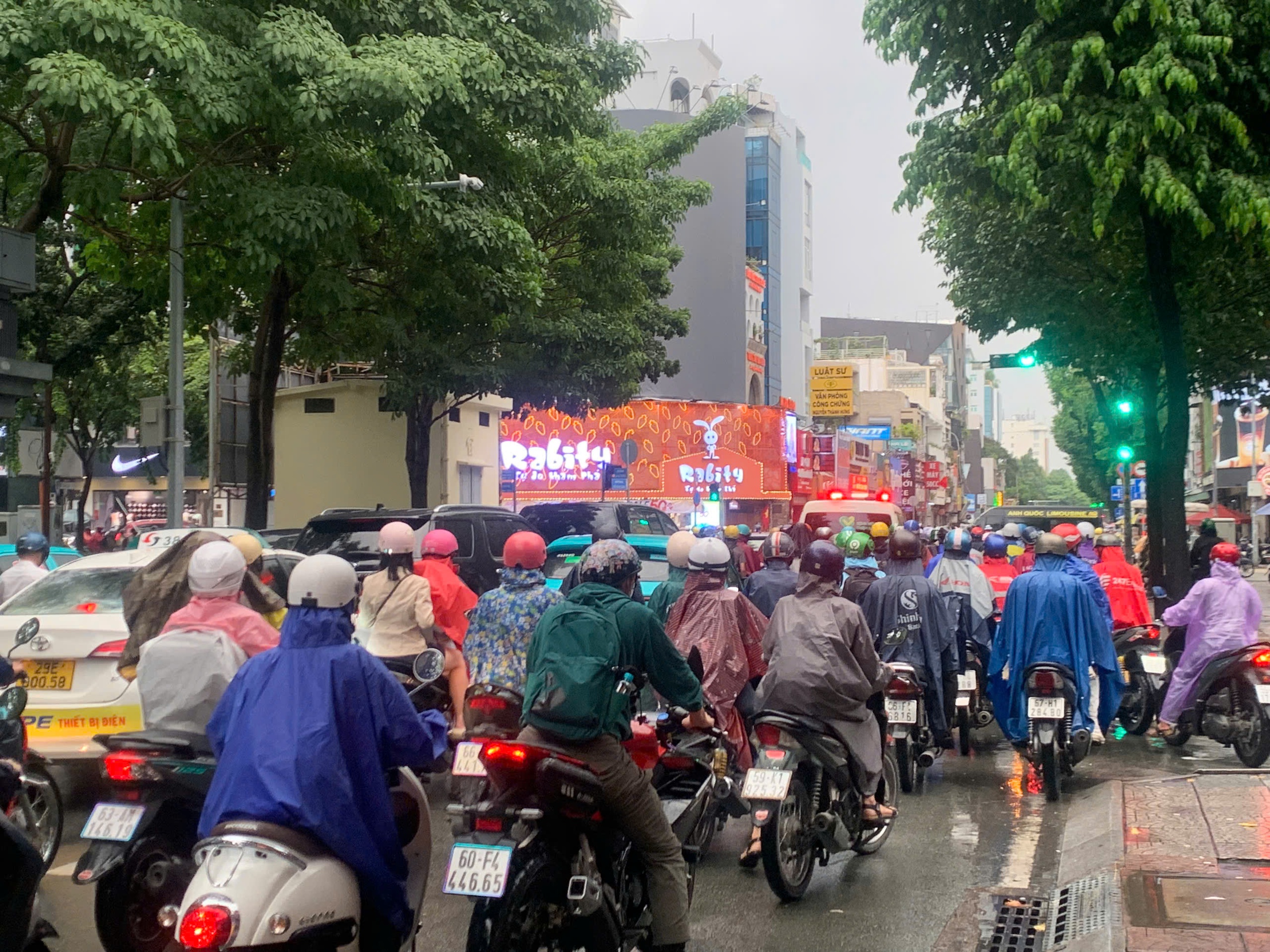 TP HCM mưa kéo dài, đường sá ùn ứ - Ảnh 5.