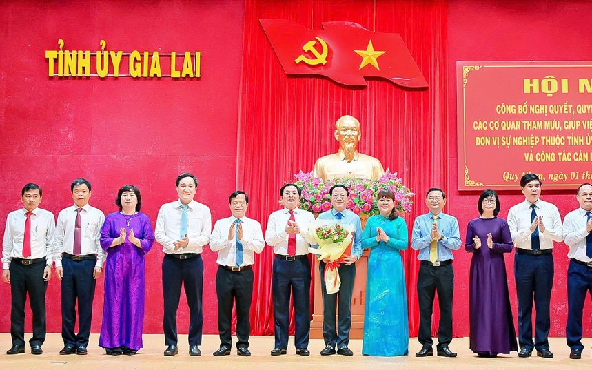 Đại biểu dự Đại hội Đảng bộ tỉnh Gia Lai quyên góp ủng hộ đồng bào vùng lũ - Ảnh 2.