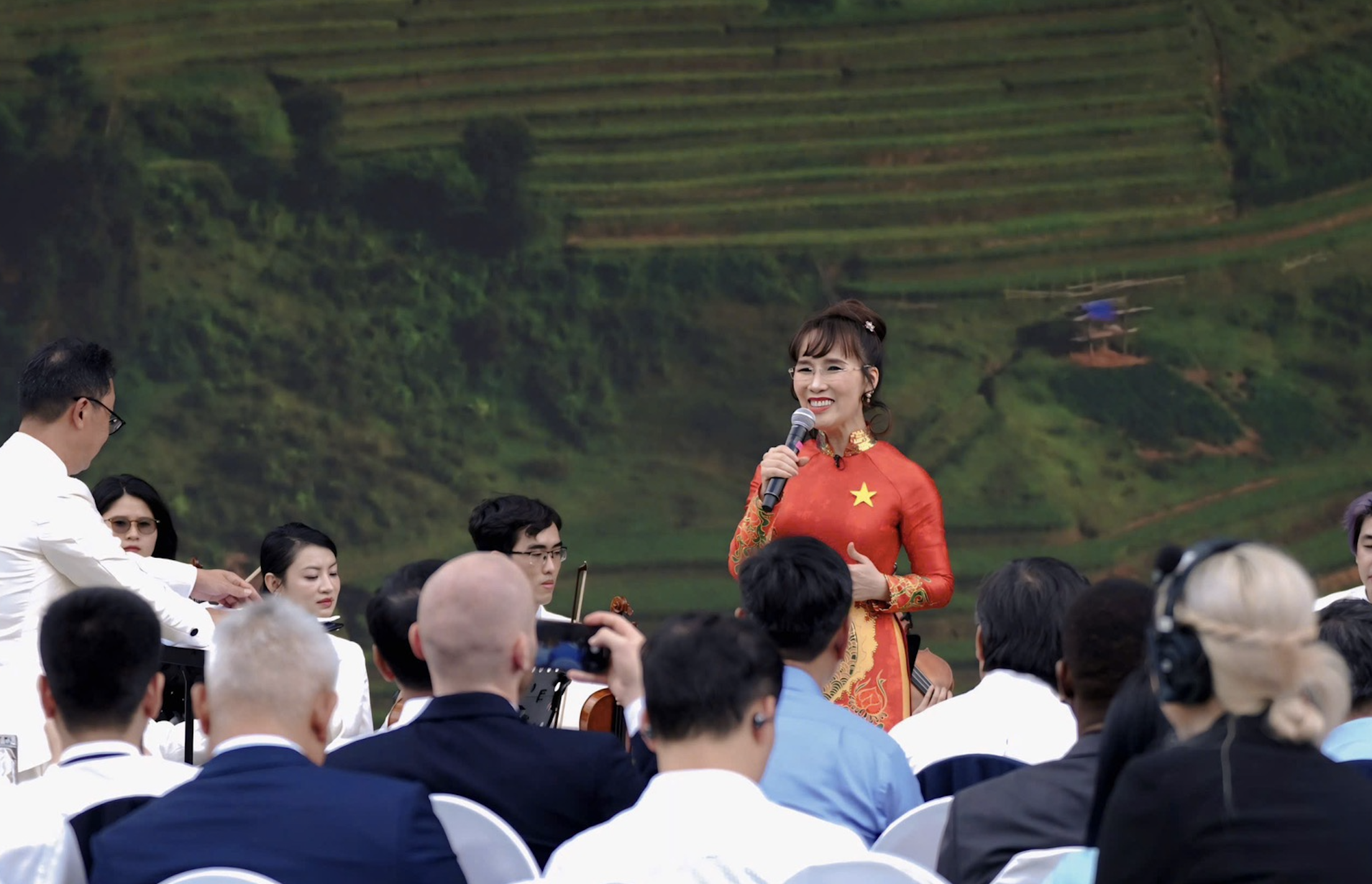 Tỉ phú Nguyễn Thị Phương Thảo hát tại lễ khánh thành Saigon Marina IFC - Ảnh 2. Tỉ phú Nguyễn Thị Phương Thảo hát tại lễ khánh thành Saigon Marina IFC - Ảnh 2.