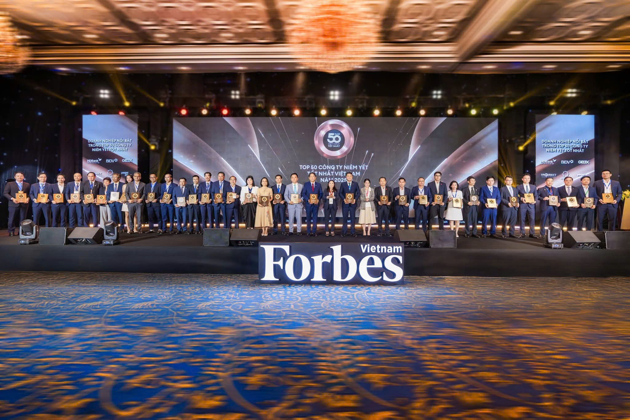 VRG vào Top 25 thương hiệu dẫn đầu năm 2024 của Forbes Vietnam - Ảnh 1. VRG vào Top 25 thương hiệu dẫn đầu năm 2024 của Forbes Vietnam - Ảnh 1.