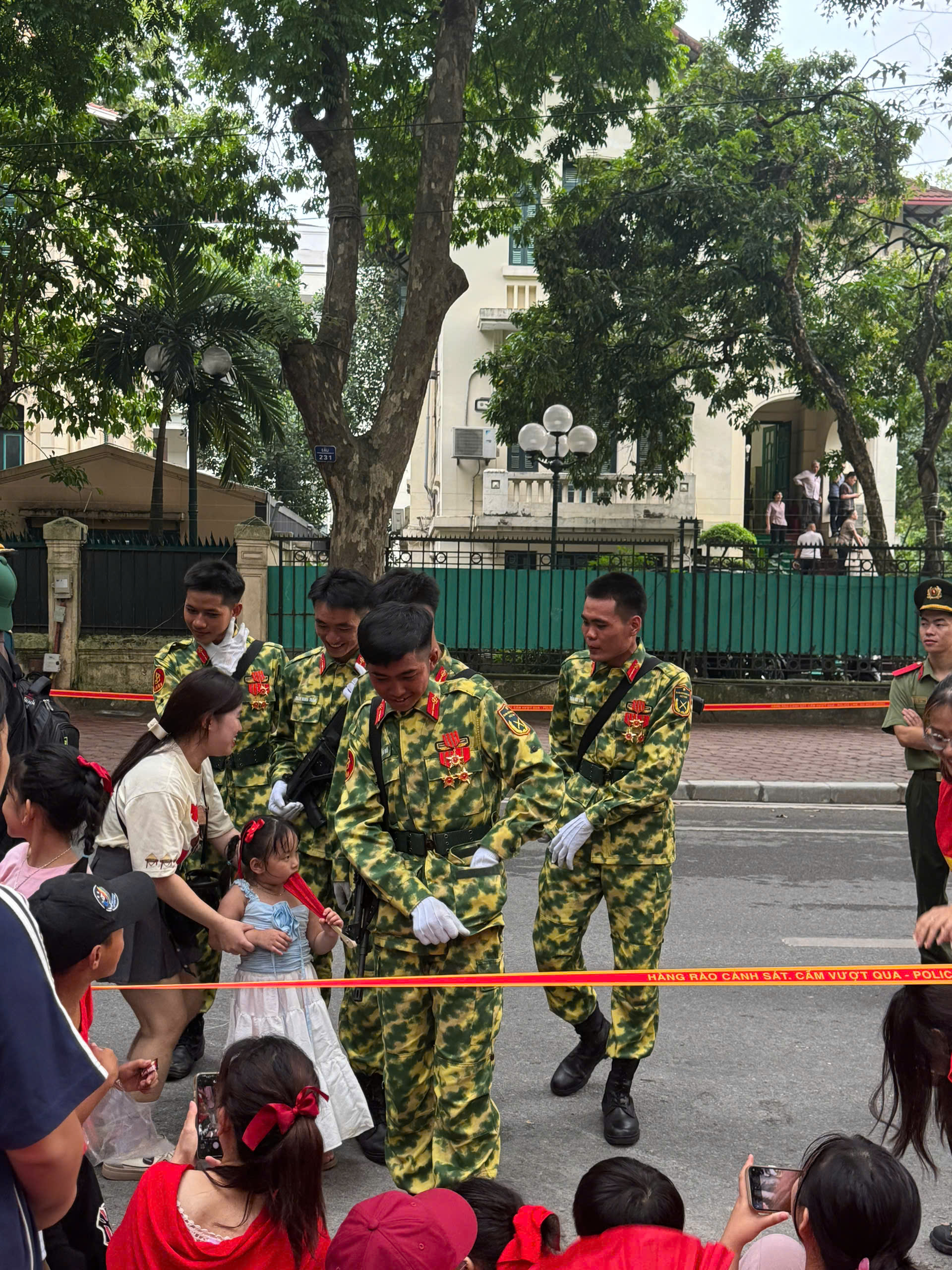 Quân nhân nước ngoài tặng kẹo, “thả tim” cùng người dân trong buổi tổng hợp luyện A80- Ảnh 6.