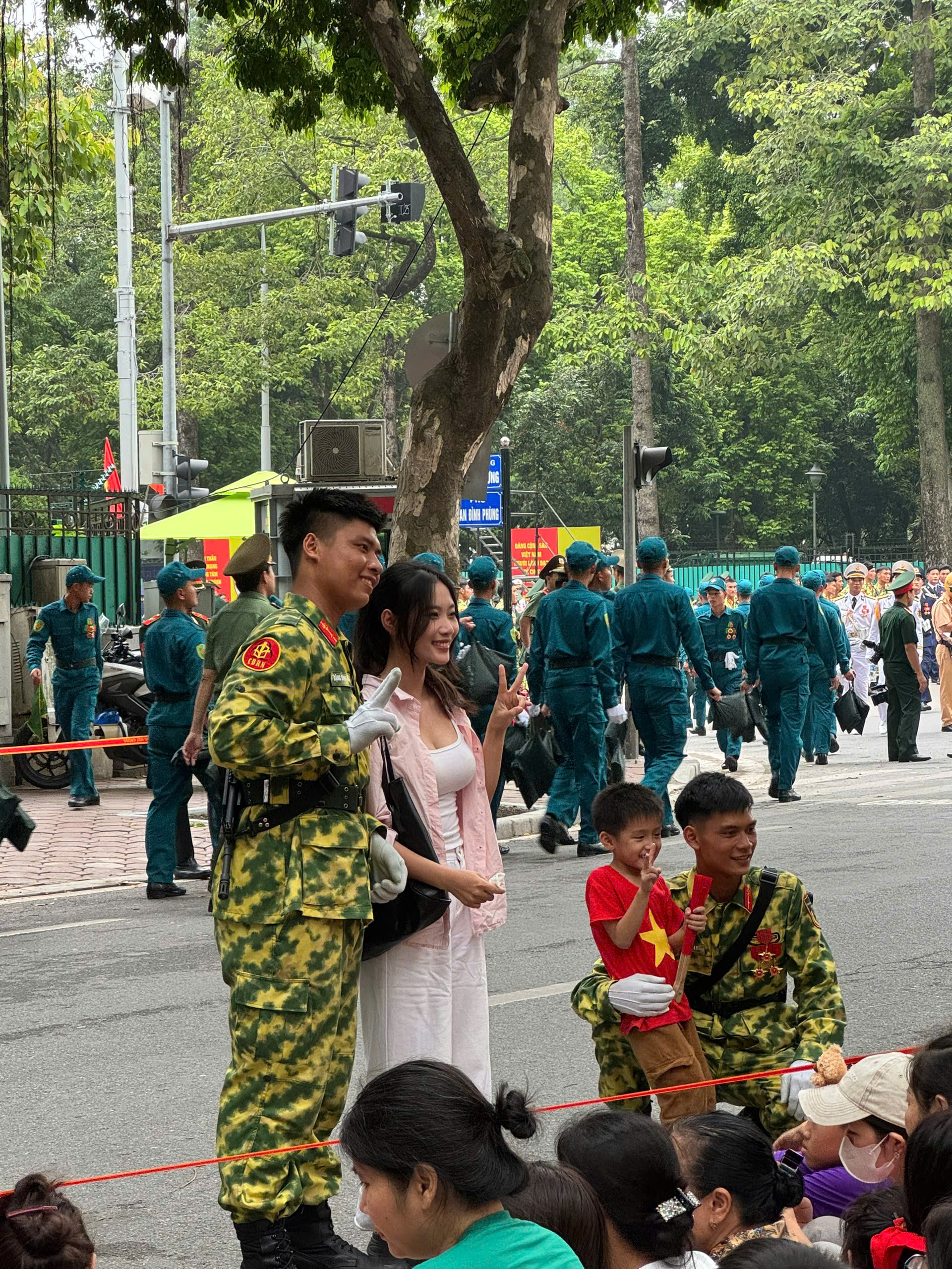 Quân nhân nước ngoài tặng kẹo, “thả tim” cùng người dân trong buổi tổng hợp luyện A80- Ảnh 4.