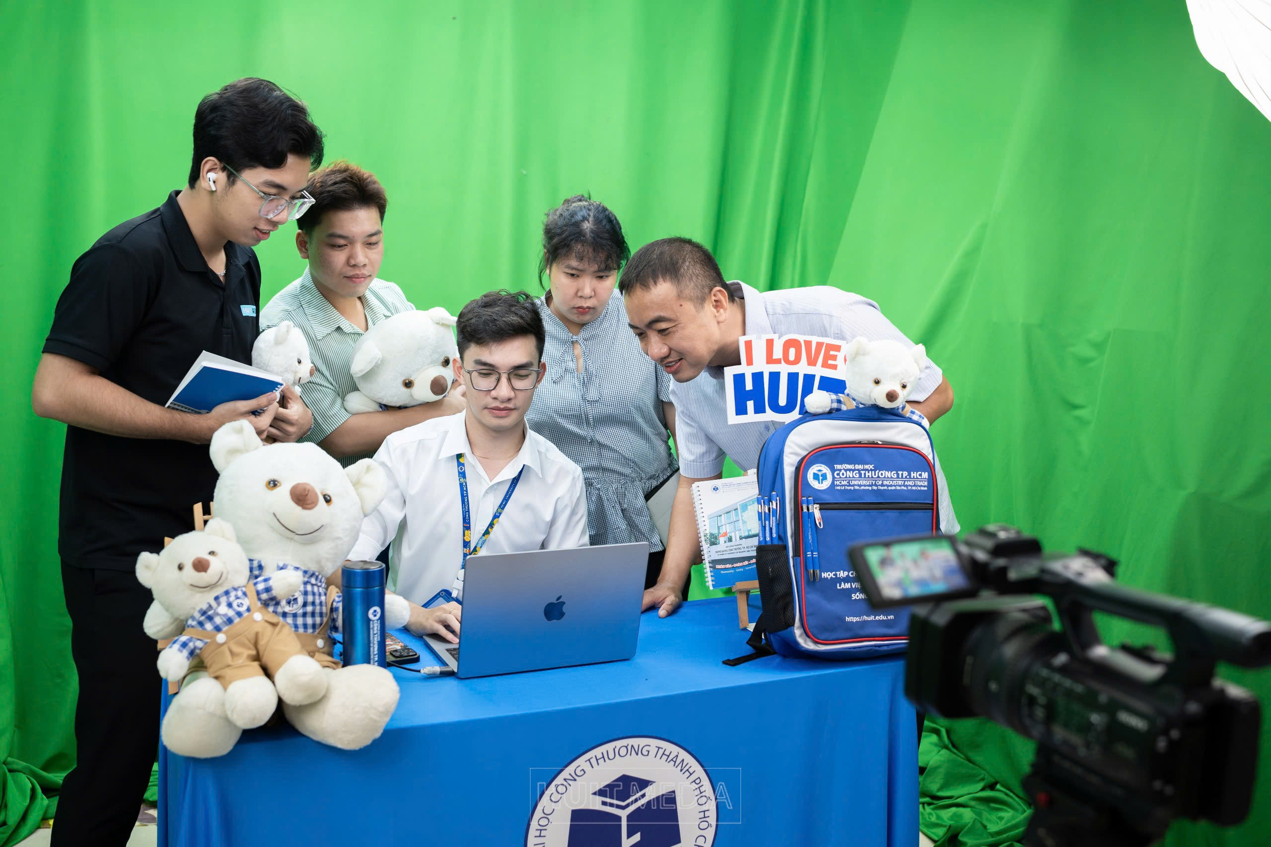 Trường ĐH đầu tư "khủng" cho phiên livestream công bố điểm chuẩn 2025 - Ảnh 3.