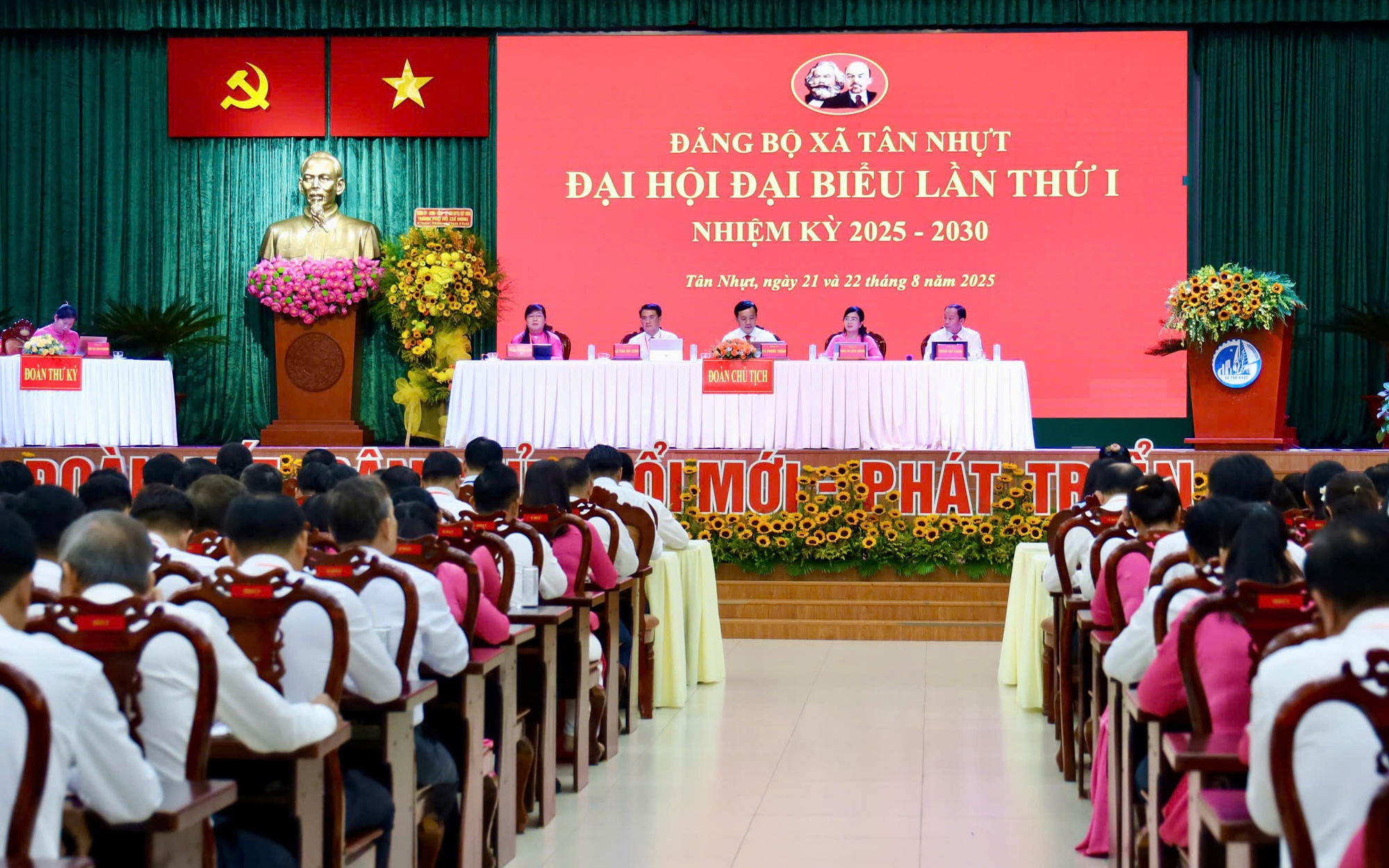 Ghi nhận cống hiến 12 đảng viên tiêu biểu xã Tân Nhựt - Ảnh 2.