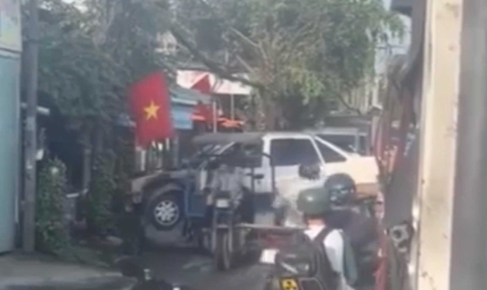 CSGT TP HCM xác minh vụ việc xe ba gác "cõng"... ô tô- Ảnh 1. CSGT TP HCM xác minh vụ việc xe ba gác "cõng"... ô tô- Ảnh 1.