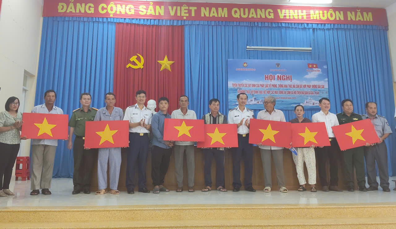Cảnh sát biển trao cờ Tổ quốc và tặng quà cho ngư dân Đồng Tháp- Ảnh 1. Cảnh sát biển trao cờ Tổ quốc và tặng quà cho ngư dân Đồng Tháp- Ảnh 1.